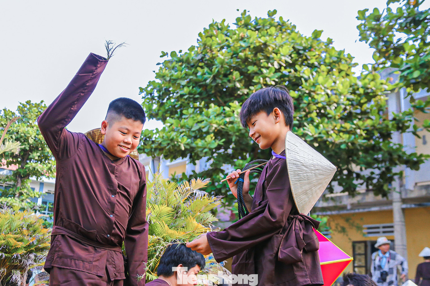 Những mục đồng trong bộ trang phục áo bà ba thời xa xưa rất đáng yêu.