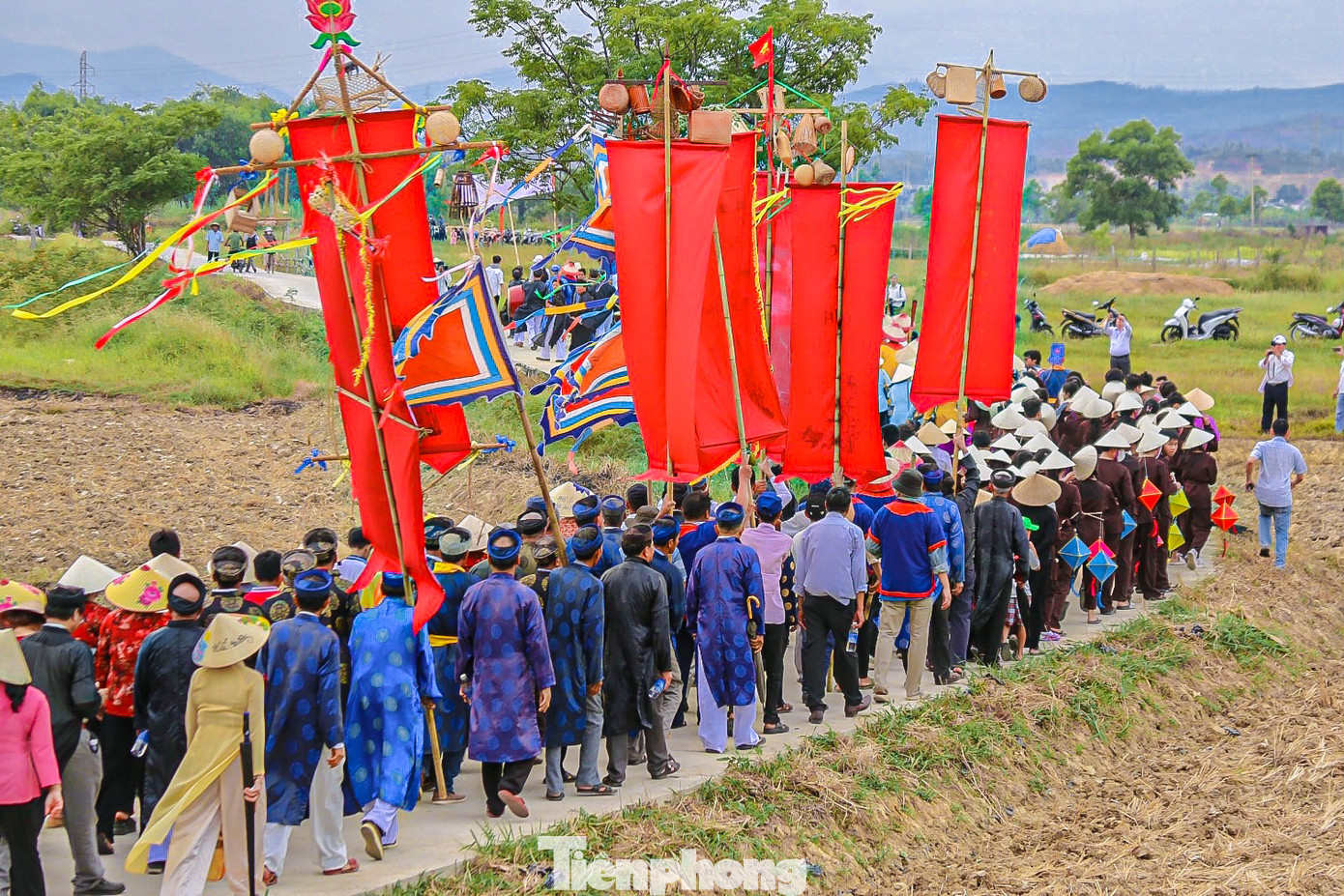 Đông đảo người dân tham gia đoàn rước Thần Nông từ Cồn Thần về đình Thần Nông.