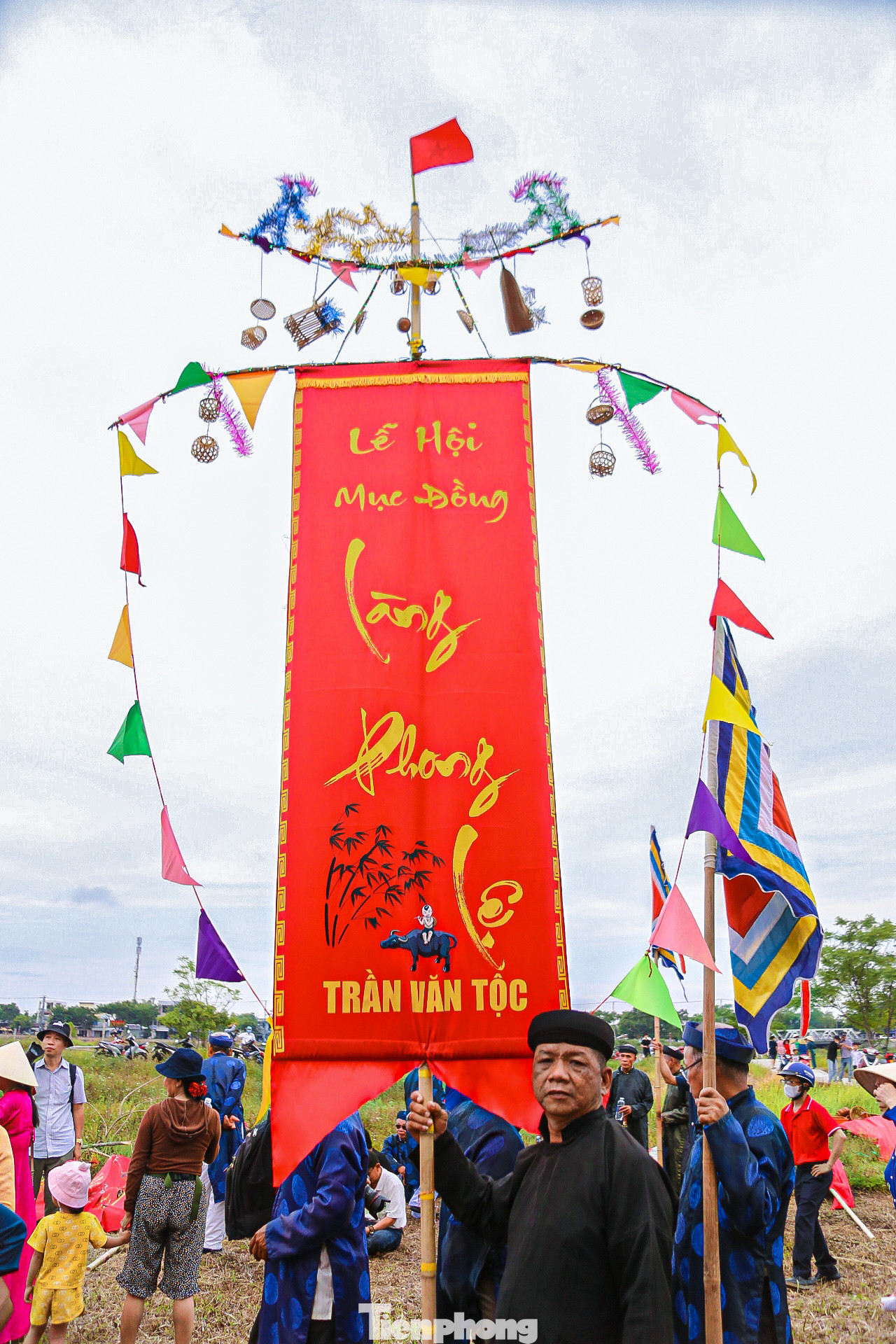 Những lá đại kỳ độc đáo, rợp bóng trời trong ngày diễn ra lễ hội.