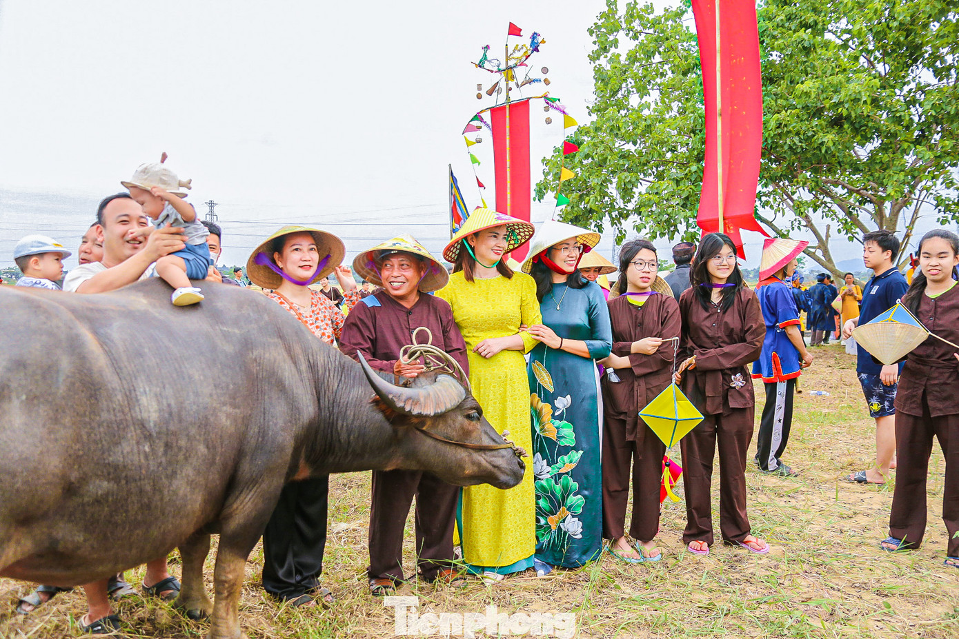 Nhiều người thích thú check-in cùng những mục đồng chăn trâu.