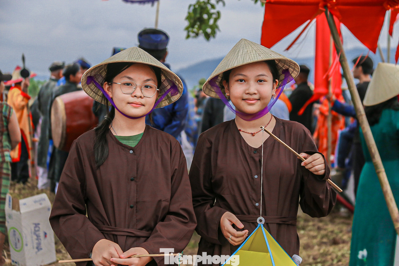 Những mục đồng trong bộ trang phục áo bà ba thời xa xưa rất đáng yêu.