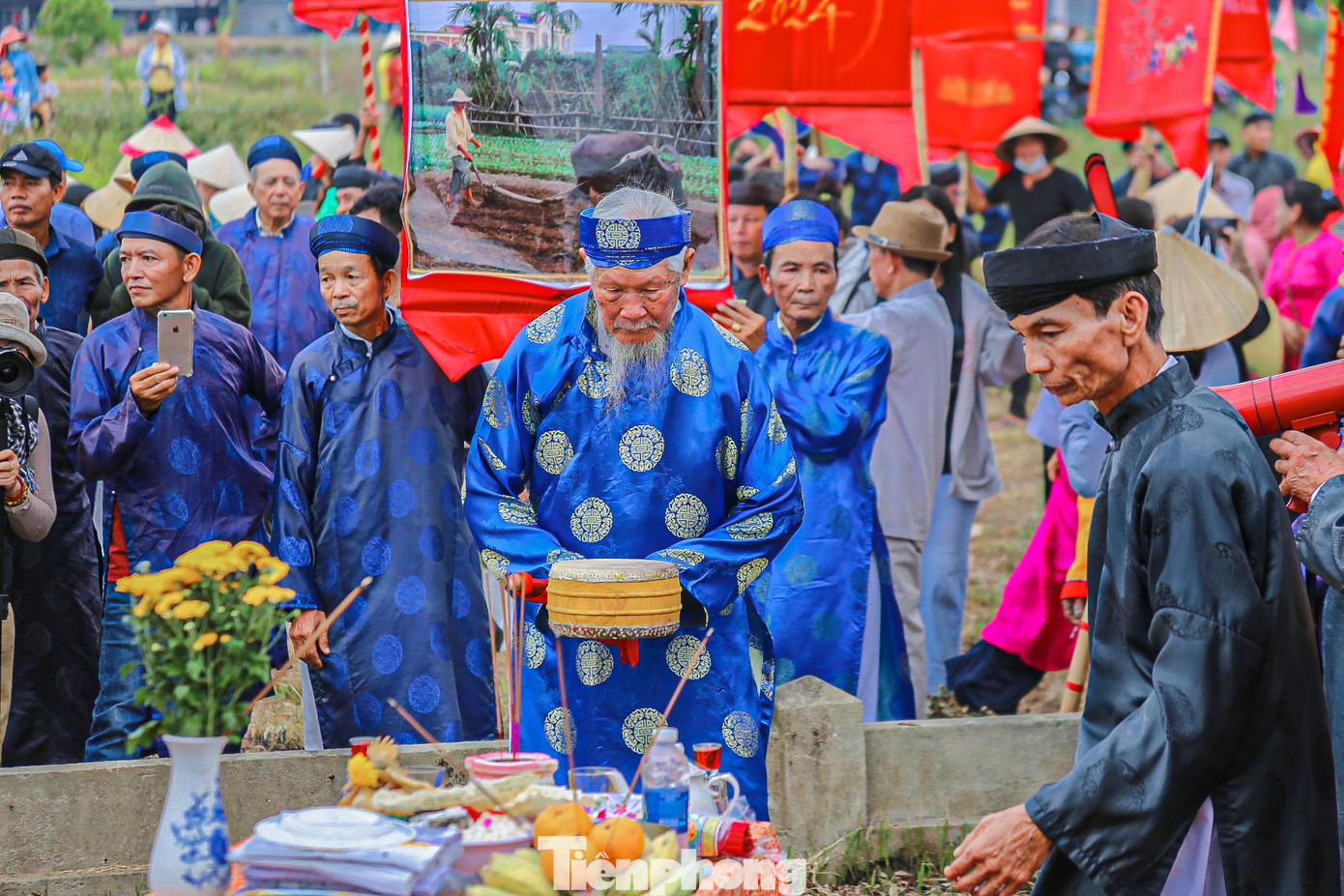 Đông đảo người dân tham gia đoàn rước Thần Nông từ Cồn Thần về đình Thần Nông.