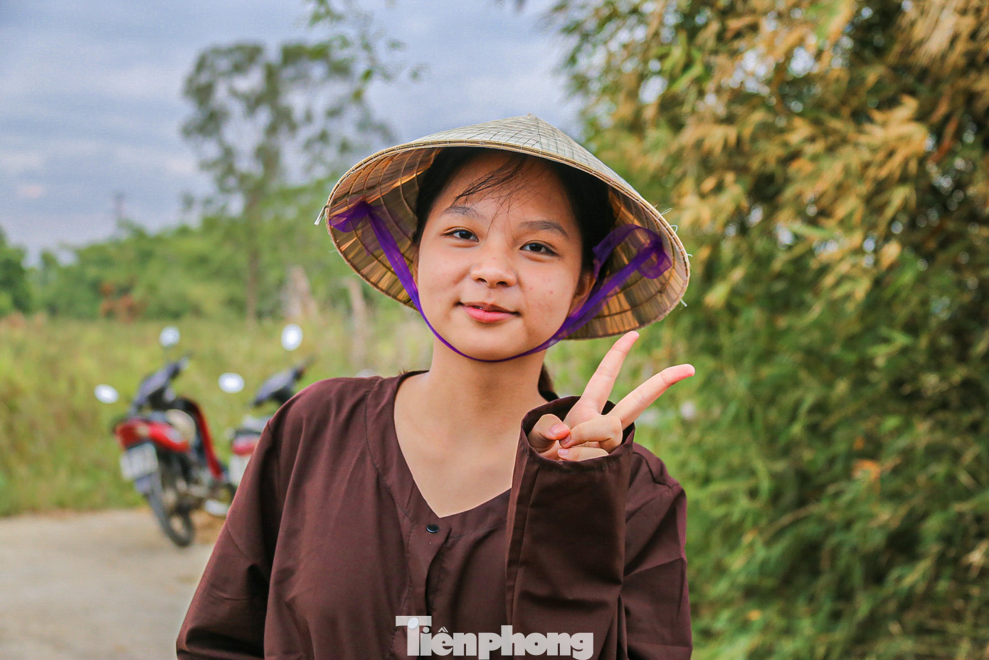 Những mục đồng trong bộ trang phục áo bà ba thời xa xưa rất đáng yêu.