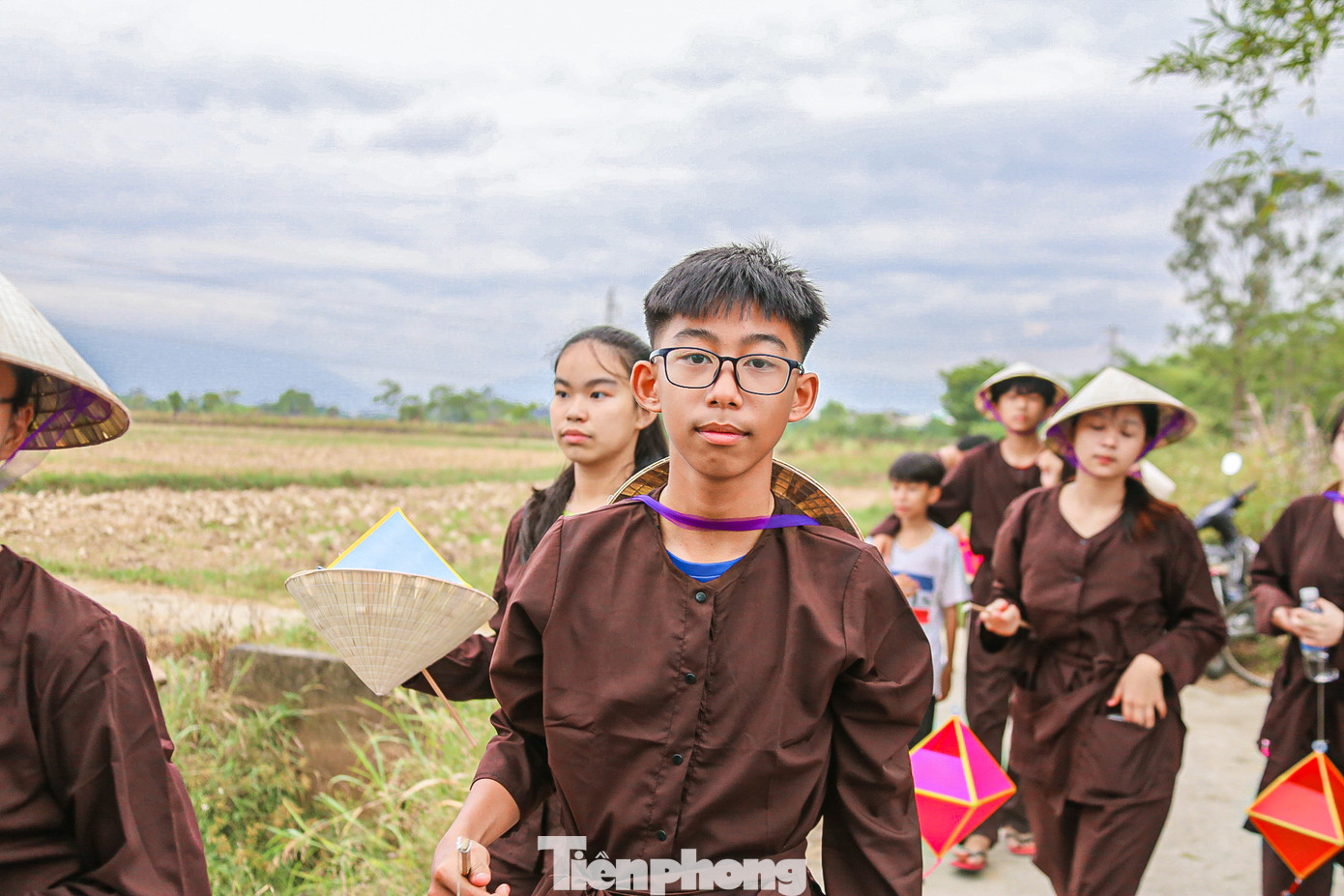 Những mục đồng trong bộ trang phục áo bà ba thời xa xưa rất đáng yêu.