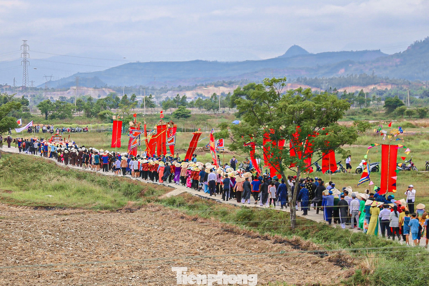 Đông đảo người dân tham gia đoàn rước Thần Nông từ Cồn Thần về đình Thần Nông.