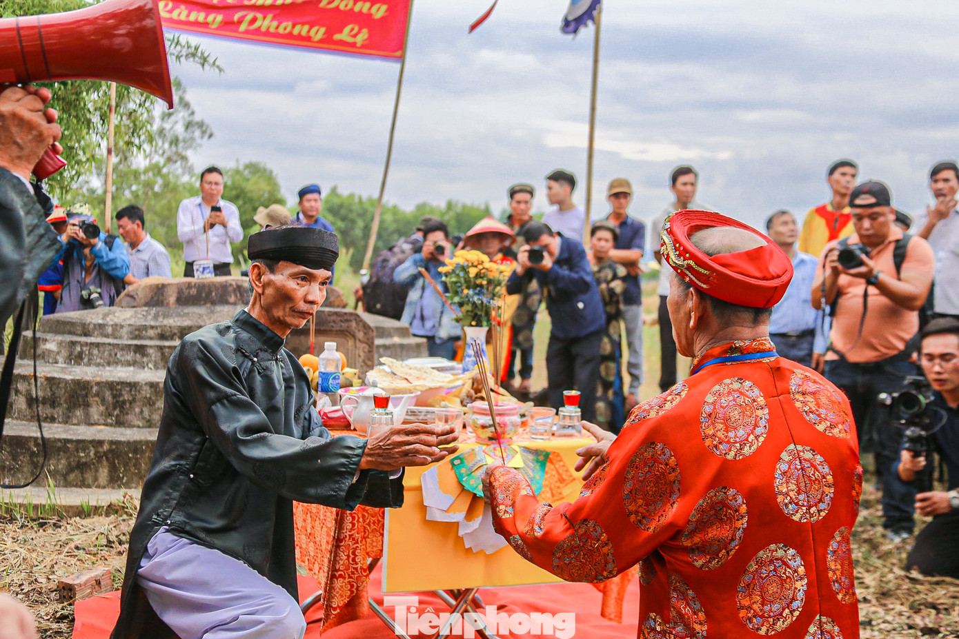 Đông đảo người dân tham gia đoàn rước Thần Nông từ Cồn Thần về đình Thần Nông.