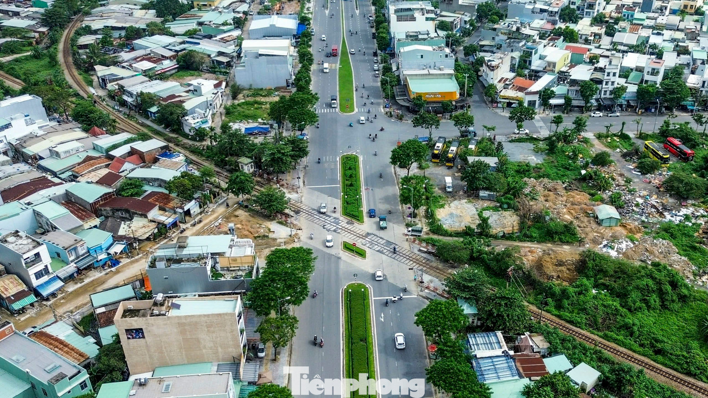 Trong giai đoạn 2, thành phố sẽ di dời tuyến ga, đường sắt khu vực TP. Đà Nẵng theo quy hoạch và xây dựng ga hành khách mới tại xã Hòa Sơn, huyện Hòa Vang. Nhà ga phục vụ đường sắt quốc gia và đường sắt tốc độ cao trên trục Bắc Nam. Dự án giai đoạn 2 dự kiến hơn 3.810 tỷ đồng, nguồn vốn từ ngân sách nhà nước. Trong giai đoạn 2, thành phố sẽ di dời tuyến ga, đường sắt khu vực TP. Đà Nẵng theo quy hoạch và xây dựng ga hành khách mới tại xã Hòa Sơn, huyện Hòa Vang. Nhà ga phục vụ đường sắt quốc gia và đường sắt tốc độ cao trên trục Bắc Nam. Dự án giai đoạn 2 dự kiến hơn 3.810 tỷ đồng, nguồn vốn từ ngân sách nhà nước.