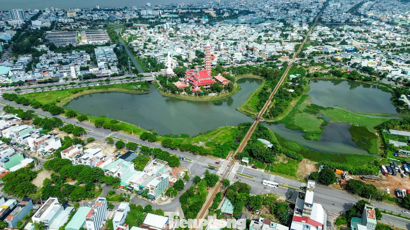 Khu vực TP. Đà Nẵng dự kiến xây dựng ga đường sắt mới gần hồ Trung Nghĩa, phường Hòa Minh. Nằm tại nút giao 3 tuyến đường Hoàng Thị Loan – Nam Trân – Nguyễn Tường Phổ (quận Liên Chiểu). Khu vực TP. Đà Nẵng dự kiến xây dựng ga đường sắt mới gần hồ Trung Nghĩa, phường Hòa Minh. Nằm tại nút giao 3 tuyến đường Hoàng Thị Loan – Nam Trân – Nguyễn Tường Phổ (quận Liên Chiểu).