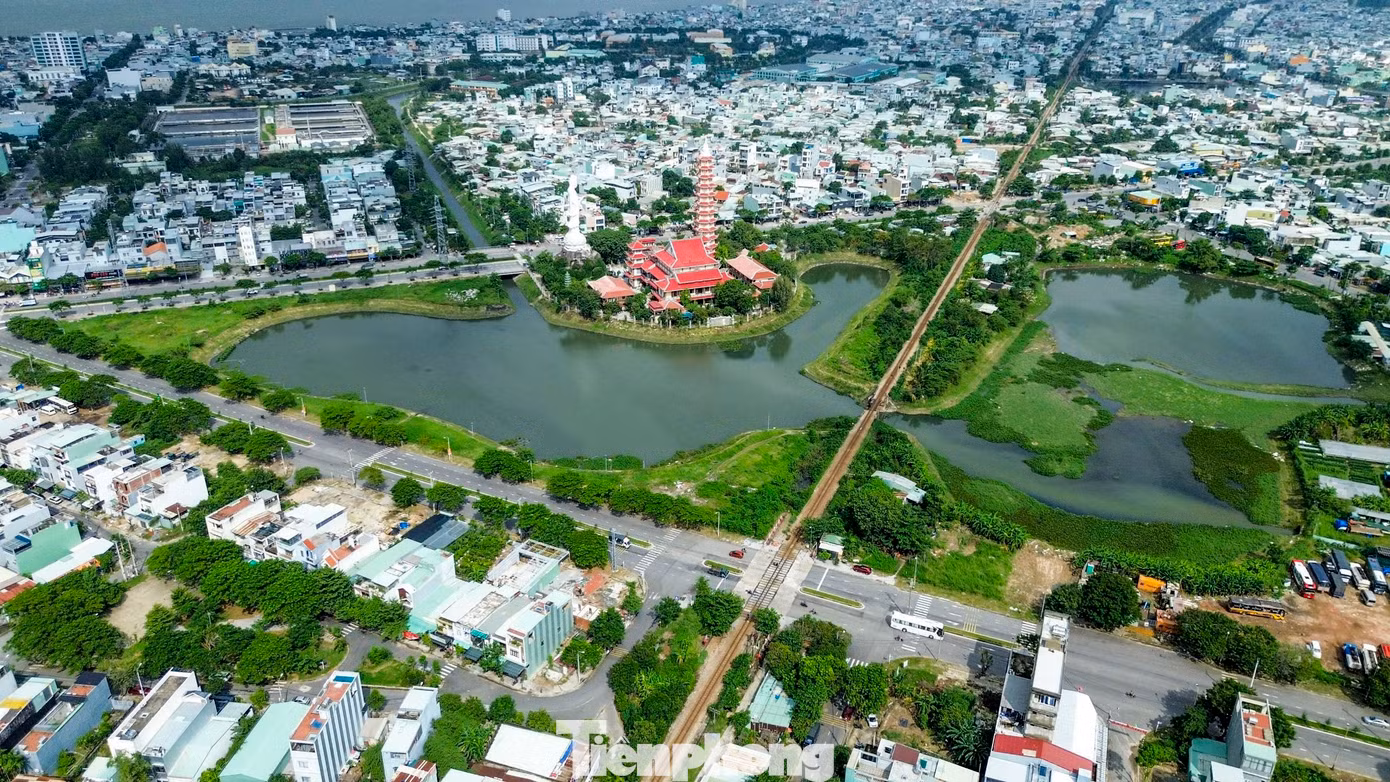 Khu vực TP. Đà Nẵng dự kiến xây dựng ga đường sắt mới gần hồ Trung Nghĩa, phường Hòa Minh. Nằm tại nút giao 3 tuyến đường Hoàng Thị Loan – Nam Trân – Nguyễn Tường Phổ (quận Liên Chiểu). Khu vực TP. Đà Nẵng dự kiến xây dựng ga đường sắt mới gần hồ Trung Nghĩa, phường Hòa Minh. Nằm tại nút giao 3 tuyến đường Hoàng Thị Loan – Nam Trân – Nguyễn Tường Phổ (quận Liên Chiểu).