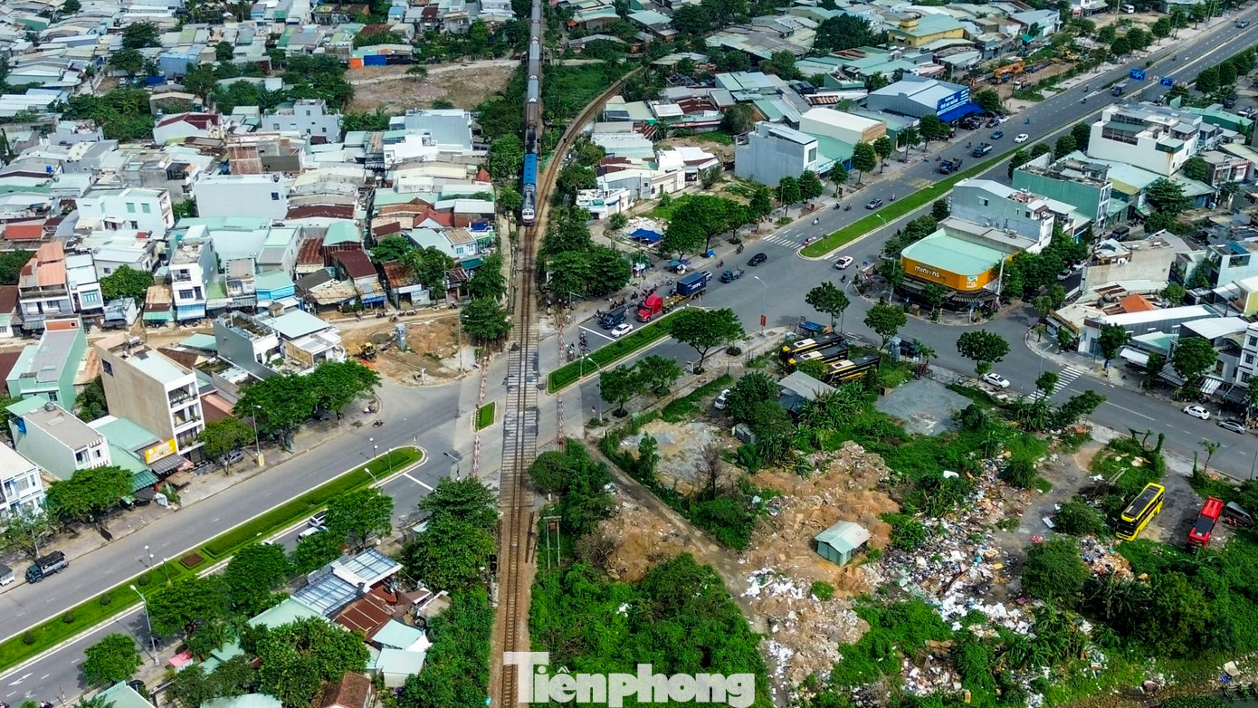 Tổng mức đầu tư dự án di dời ga Đà Nẵng giai đoạn 1 dự kiến 2.290 tỷ đồng, trong đó chi phí giải phóng mặt bằng 780 tỷ đồng, chi phí xây dựng và thiết bị khoảng 1.190 tỷ đồng, thực hiện từ năm 2024 đến năm 2030. Tổng mức đầu tư dự án di dời ga Đà Nẵng giai đoạn 1 dự kiến 2.290 tỷ đồng, trong đó chi phí giải phóng mặt bằng 780 tỷ đồng, chi phí xây dựng và thiết bị khoảng 1.190 tỷ đồng, thực hiện từ năm 2024 đến năm 2030.