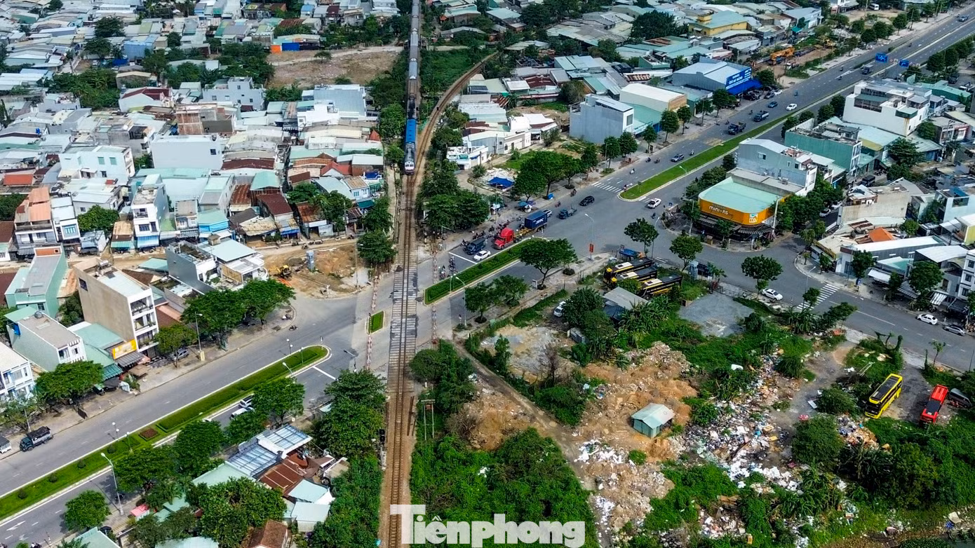 Tổng mức đầu tư dự án di dời ga Đà Nẵng giai đoạn 1 dự kiến 2.290 tỷ đồng, trong đó chi phí giải phóng mặt bằng 780 tỷ đồng, chi phí xây dựng và thiết bị khoảng 1.190 tỷ đồng, thực hiện từ năm 2024 đến năm 2030. Tổng mức đầu tư dự án di dời ga Đà Nẵng giai đoạn 1 dự kiến 2.290 tỷ đồng, trong đó chi phí giải phóng mặt bằng 780 tỷ đồng, chi phí xây dựng và thiết bị khoảng 1.190 tỷ đồng, thực hiện từ năm 2024 đến năm 2030.