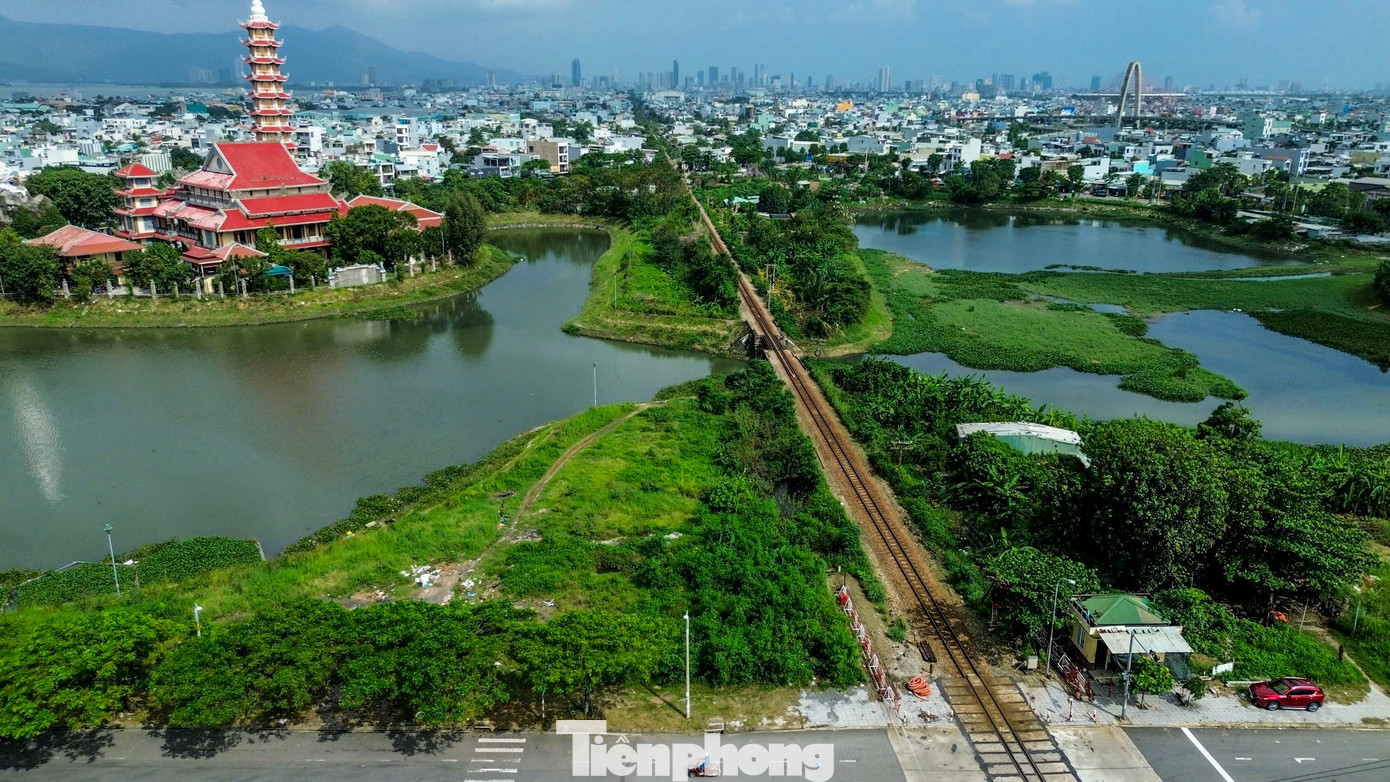 Theo báo cáo nghiên cứu tiền khả thi, dự án được thực hiện theo hai giai đoạn. Giai đoạn 1 xây dựng nhà ga mới diện tích khoảng 3.000 m2, cao 10 tầng phục vụ hành khách đi tàu. Theo báo cáo nghiên cứu tiền khả thi, dự án được thực hiện theo hai giai đoạn. Giai đoạn 1 xây dựng nhà ga mới diện tích khoảng 3.000 m2, cao 10 tầng phục vụ hành khách đi tàu.