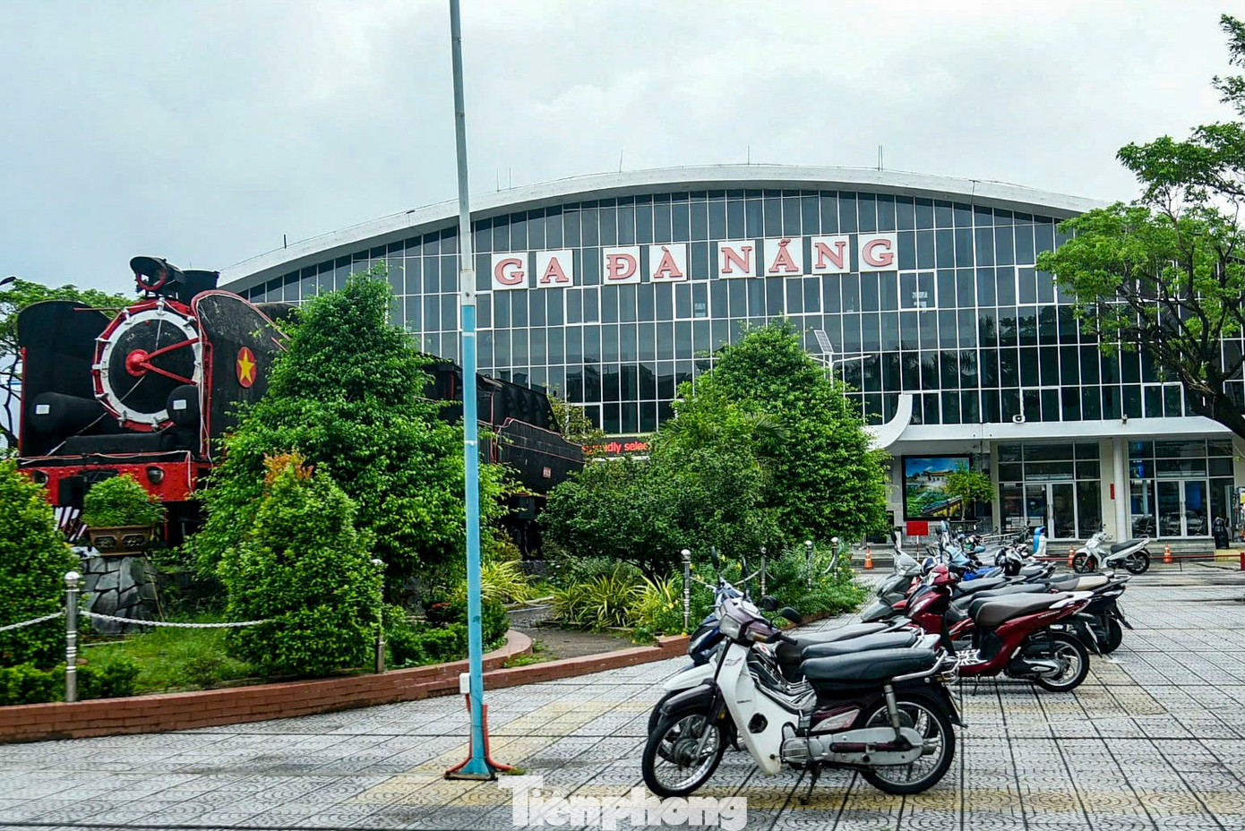 Ga Đà Nẵng nằm trên đường Hải Phòng, quận Thanh Khê. Đây là ga xe lửa chính và quan trọng trên tuyến đường sắt Bắc Nam. Ga hiện có ba khu chức năng gồm ga hàng, ga hành khách và ga tác nghiệp kỹ thuật. Ga Đà Nẵng nằm trên đường Hải Phòng, quận Thanh Khê. Đây là ga xe lửa chính và quan trọng trên tuyến đường sắt Bắc Nam. Ga hiện có ba khu chức năng gồm ga hàng, ga hành khách và ga tác nghiệp kỹ thuật.