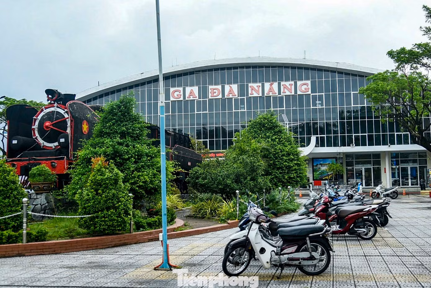 Ga Đà Nẵng nằm trên đường Hải Phòng, quận Thanh Khê. Đây là ga xe lửa chính và quan trọng trên tuyến đường sắt Bắc Nam. Ga hiện có ba khu chức năng gồm ga hàng, ga hành khách và ga tác nghiệp kỹ thuật. Ga Đà Nẵng nằm trên đường Hải Phòng, quận Thanh Khê. Đây là ga xe lửa chính và quan trọng trên tuyến đường sắt Bắc Nam. Ga hiện có ba khu chức năng gồm ga hàng, ga hành khách và ga tác nghiệp kỹ thuật.