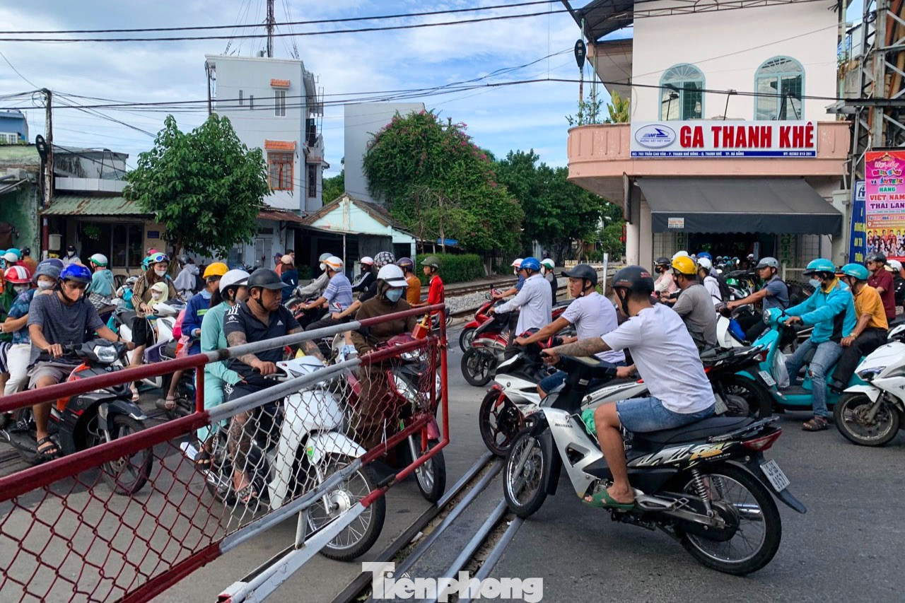 Việc di dời ga Đà Nẵng ra khỏi nội đô giúp giảm cảnh ùn tắc giao thông, đồng thời tạo quỹ đất để tái thiết đô thị, kết nối các tuyến đường quan trọng để phát triển kinh tế - xã hội. Việc di dời ga Đà Nẵng ra khỏi nội đô giúp giảm cảnh ùn tắc giao thông, đồng thời tạo quỹ đất để tái thiết đô thị, kết nối các tuyến đường quan trọng để phát triển kinh tế - xã hội.