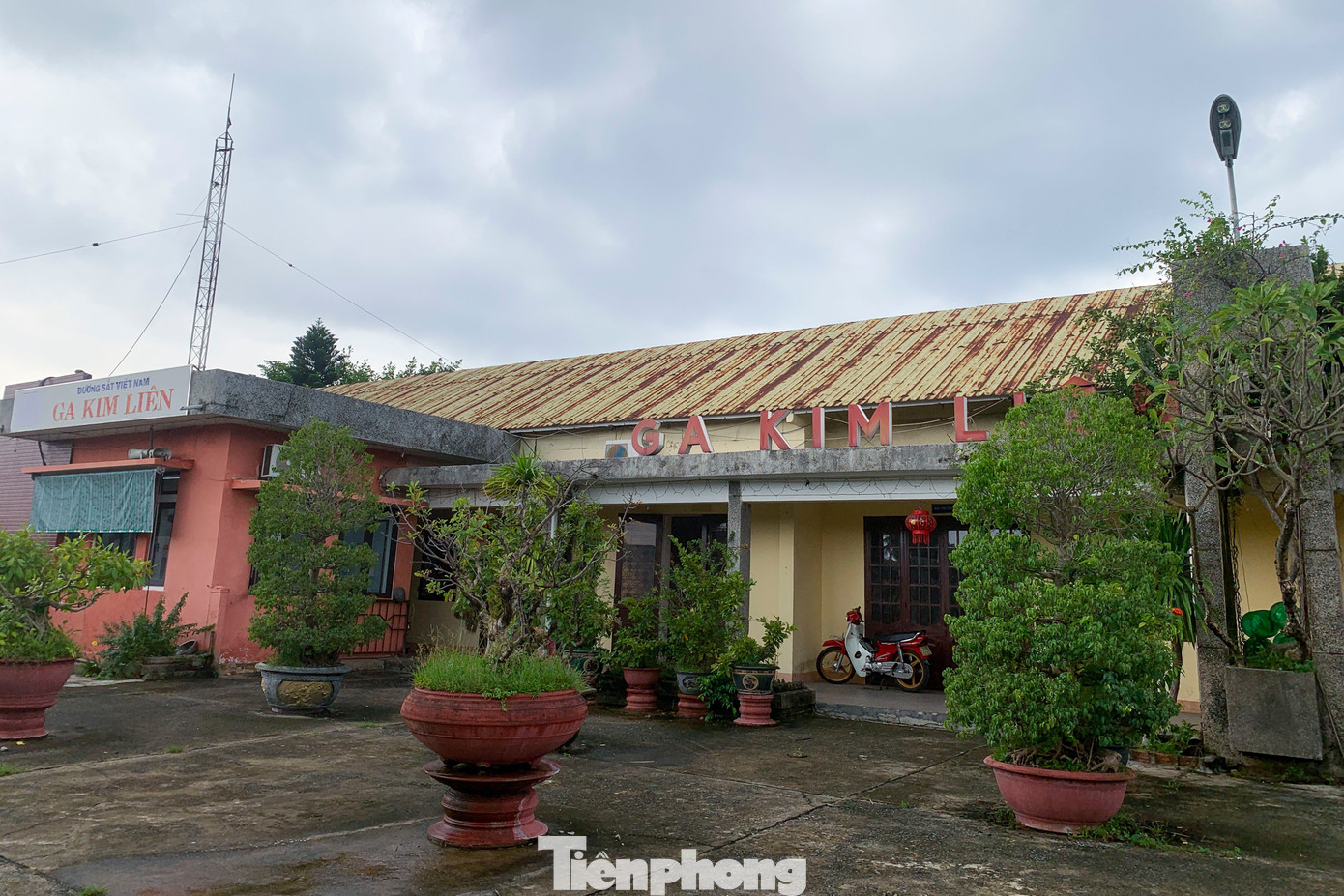 Khu vực nhà ga Kim Liên nằm trên đường Nguyễn Văn Cừ (phường Hòa Hiệp Nam, quận Liên Chiểu) là ga hàng hóa, công trình phụ trợ và các cơ quan ngành đường sắt, nơi đây sẽ trở thành ga hàng hóa với công suất xếp dỡ khoảng 500.000 tấn mỗi năm. Khu vực nhà ga Kim Liên nằm trên đường Nguyễn Văn Cừ (phường Hòa Hiệp Nam, quận Liên Chiểu) là ga hàng hóa, công trình phụ trợ và các cơ quan ngành đường sắt, nơi đây sẽ trở thành ga hàng hóa với công suất xếp dỡ khoảng 500.000 tấn mỗi năm.