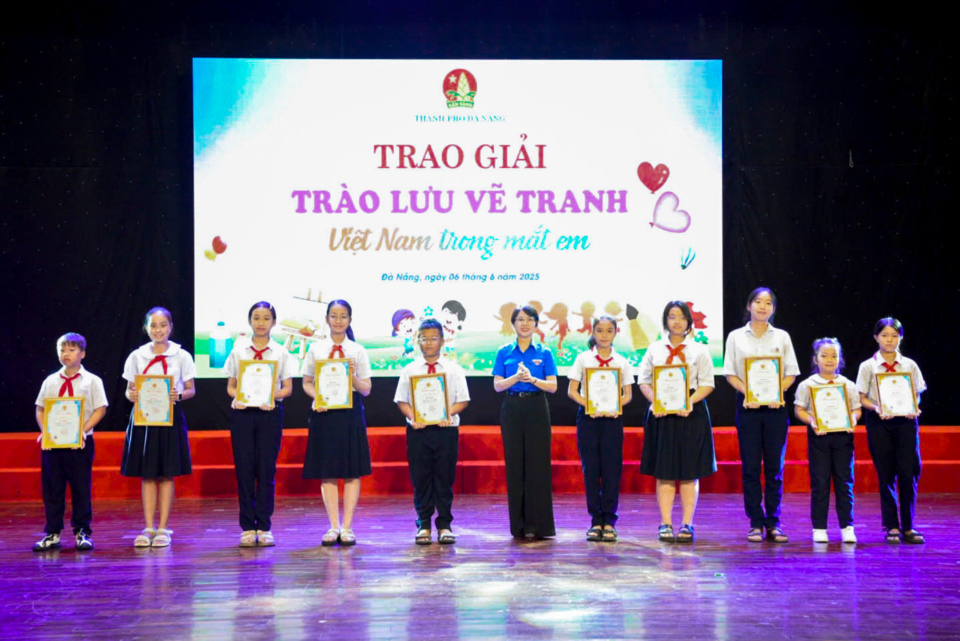 Đặc biệt, cuộc thi vẽ tranh với chủ đề “Việt Nam trong mắt em” đã thu hút đông đảo học sinh tham gia và khép lại bằng lễ trao giải với 10 giải A và 10 giải B được trao cho các tác phẩm xuất sắc nhất.