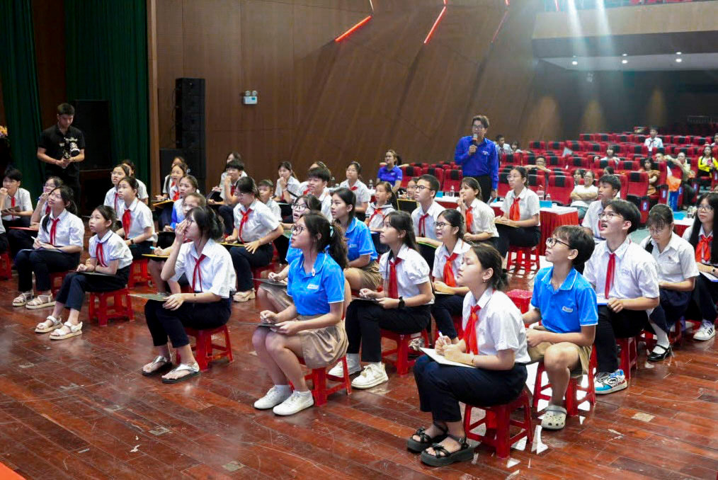 Bên cạnh các hoạt động trao quà, học bổng, các em nhỏ còn được tham gia nhiều hoạt động vui chơi sôi nổi như team building, thi thuyết minh làng nghề truyền thống với chủ đề “Tự hào Đà Nẵng”, và cuộc thi rung chuông vàng với các nội dung tìm hiểu về Luật Trẻ em năm 2016, tổ chức Đội Thiếu niên Tiền phong Hồ Chí Minh.