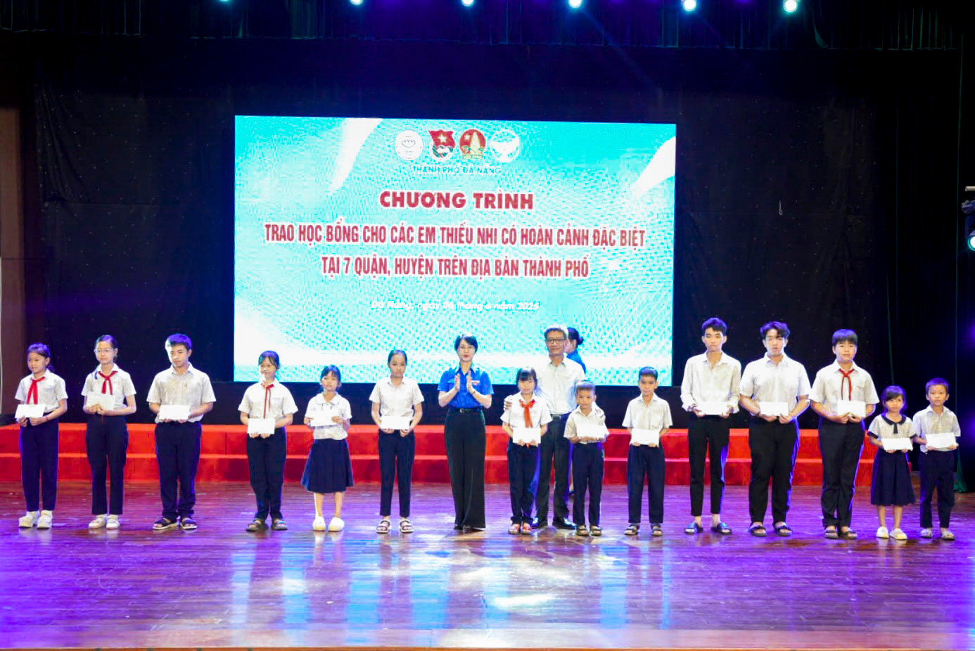 Tại lễ khai mạc, Ban tổ chức đã trao 100 suất học bổng (mỗi suất trị giá 1 triệu đồng) cho các em thiếu nhi có hoàn cảnh đặc biệt thuộc 7 quận, huyện của thành phố. Đồng thời, chương trình “Mẹ đỡ đầu” hỗ trợ 6 tháng đầu năm 2025 cũng được trao cho 20 em nhỏ, với tổng kinh phí 60 triệu đồng. Ngoài ra, 270 suất quà đã được gửi tới các em thiếu nhi có hoàn cảnh đặc biệt, góp phần mang lại niềm vui và động lực cho các em trong cuộc sống. Ảnh: DQ.