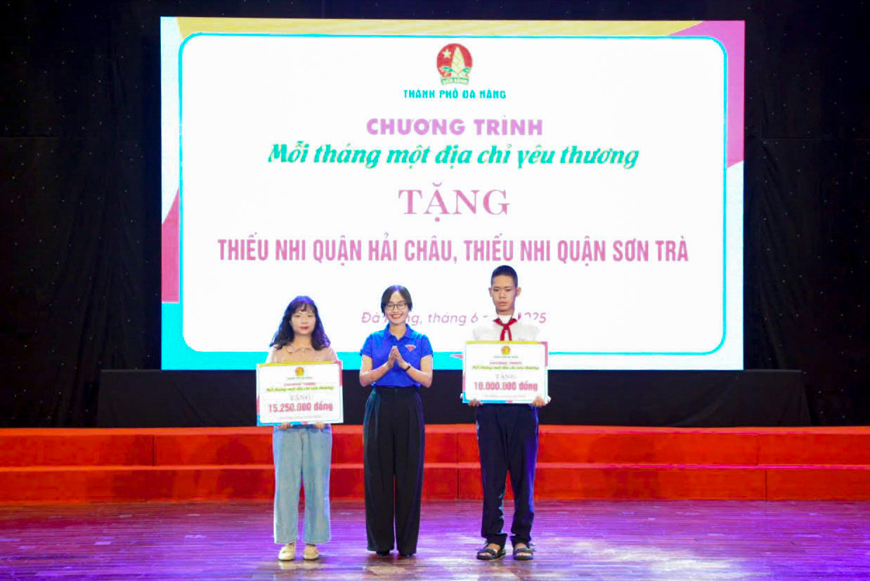 Cũng trong khuôn khổ chương trình, Ban tổ chức đã trao kinh phí hỗ trợ chương trình “Mỗi tháng một địa chỉ yêu thương” năm học 2024 - 2025 cho gia đình em Trần Phú Tuệ Nhi (quận Hải Châu) và em Huỳnh Tân (quận Sơn Trà), với tổng trị giá 25.250.000 đồng. Đây là hoạt động ý nghĩa nhằm san sẻ khó khăn và khích lệ tinh thần vượt khó vươn lên của các em.