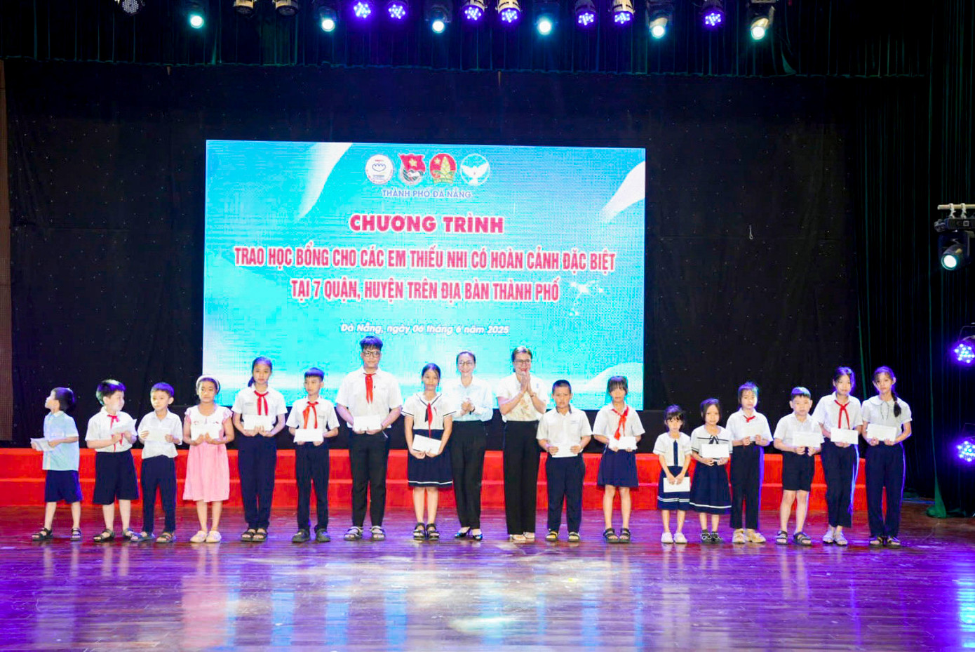 Tại lễ khai mạc, Ban tổ chức đã trao 100 suất học bổng (mỗi suất trị giá 1 triệu đồng) cho các em thiếu nhi có hoàn cảnh đặc biệt thuộc 7 quận, huyện của thành phố. Đồng thời, chương trình “Mẹ đỡ đầu” hỗ trợ 6 tháng đầu năm 2025 cũng được trao cho 20 em nhỏ, với tổng kinh phí 60 triệu đồng. Ngoài ra, 270 suất quà đã được gửi tới các em thiếu nhi có hoàn cảnh đặc biệt, góp phần mang lại niềm vui và động lực cho các em trong cuộc sống. Ảnh: DQ.