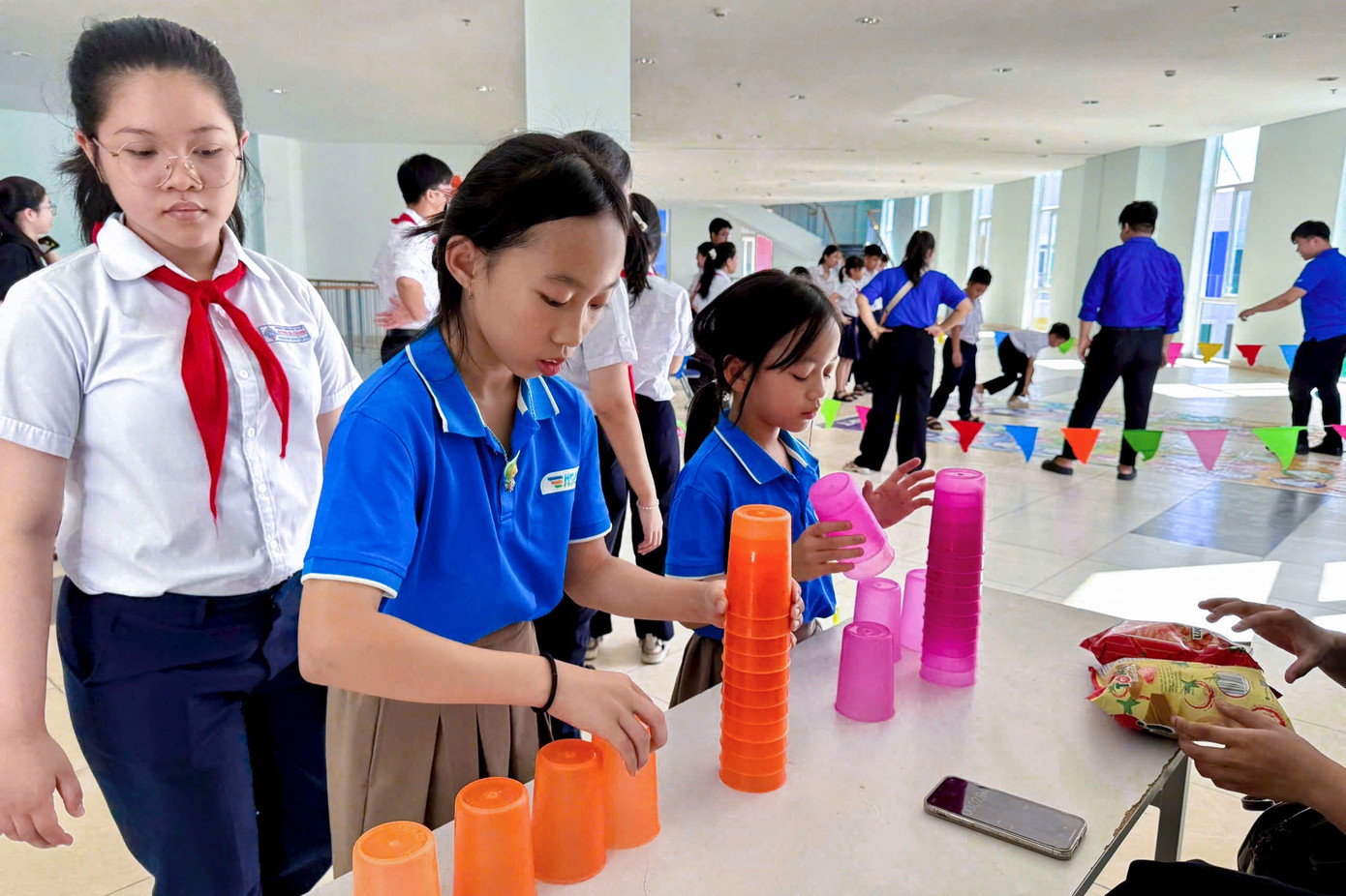 Bên cạnh các hoạt động trao quà, học bổng, các em nhỏ còn được tham gia nhiều hoạt động vui chơi sôi nổi như team building, thi thuyết minh làng nghề truyền thống với chủ đề “Tự hào Đà Nẵng”, và cuộc thi rung chuông vàng với các nội dung tìm hiểu về Luật Trẻ em năm 2016, tổ chức Đội Thiếu niên Tiền phong Hồ Chí Minh.