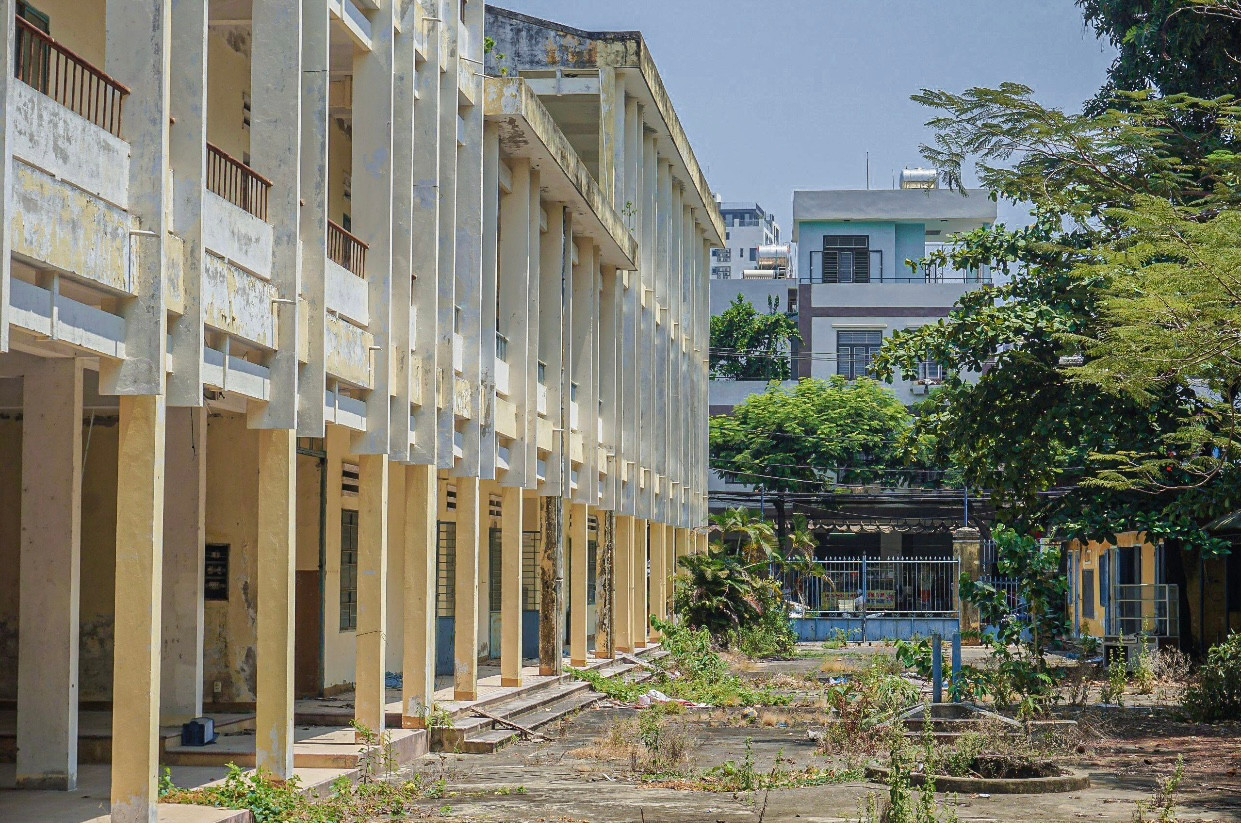 Ghi nhận của Tiền Phong, Trung tâm giáo dục thường xuyên số 1 (cơ sở 2) thuộc quận Sơn Trà nằm tại vị trí đắc địa trên đường Nguyễn Công Trứ và Phan Bôi, đến nay đã không còn sử dụng khiến cỏ mọc um tùm, nhếch nhác, xuống cấp sau thời gian dài bỏ hoang. Ghi nhận của Tiền Phong, Trung tâm giáo dục thường xuyên số 1 (cơ sở 2) thuộc quận Sơn Trà nằm tại vị trí đắc địa trên đường Nguyễn Công Trứ và Phan Bôi, đến nay đã không còn sử dụng khiến cỏ mọc um tùm, nhếch nhác, xuống cấp sau thời gian dài bỏ hoang.