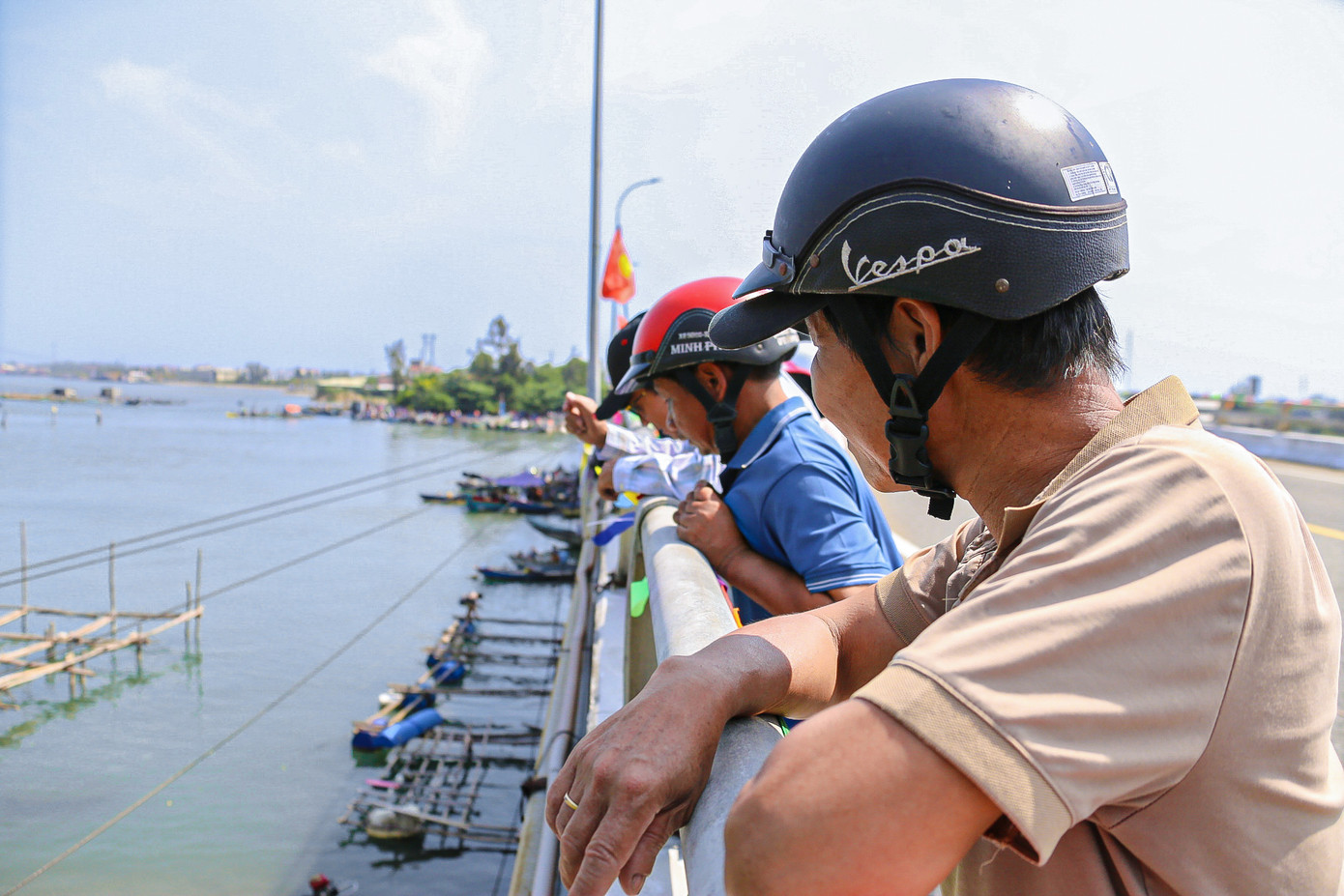 Dù thời tiết nắng nóng nhưng nhiều người vẫn đội nắng, che ô để cổ vũ.