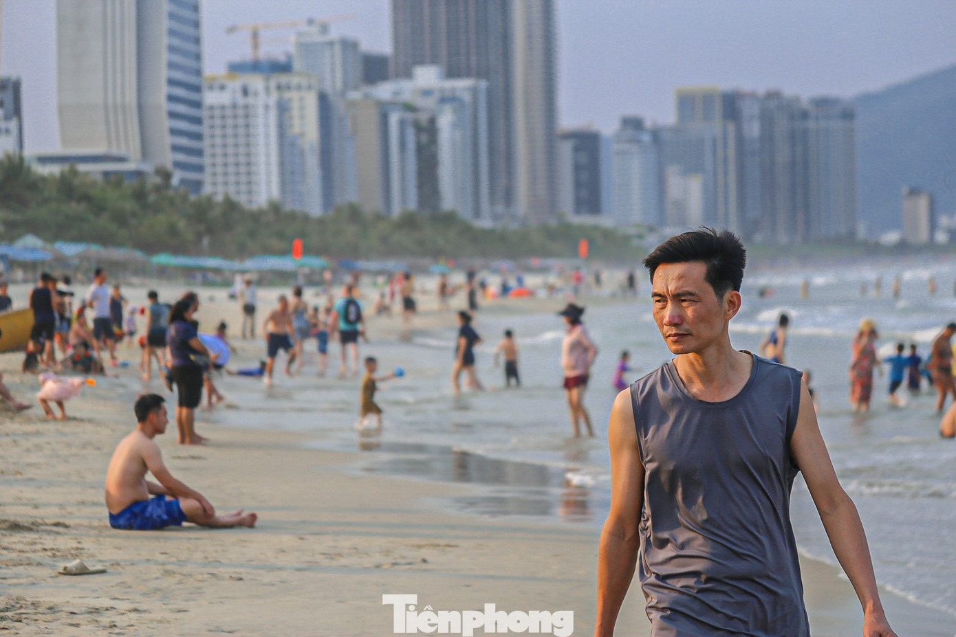 Mặc dù trời còn rất nắng nhưng lượng người đổ về biển đông nghịt.
