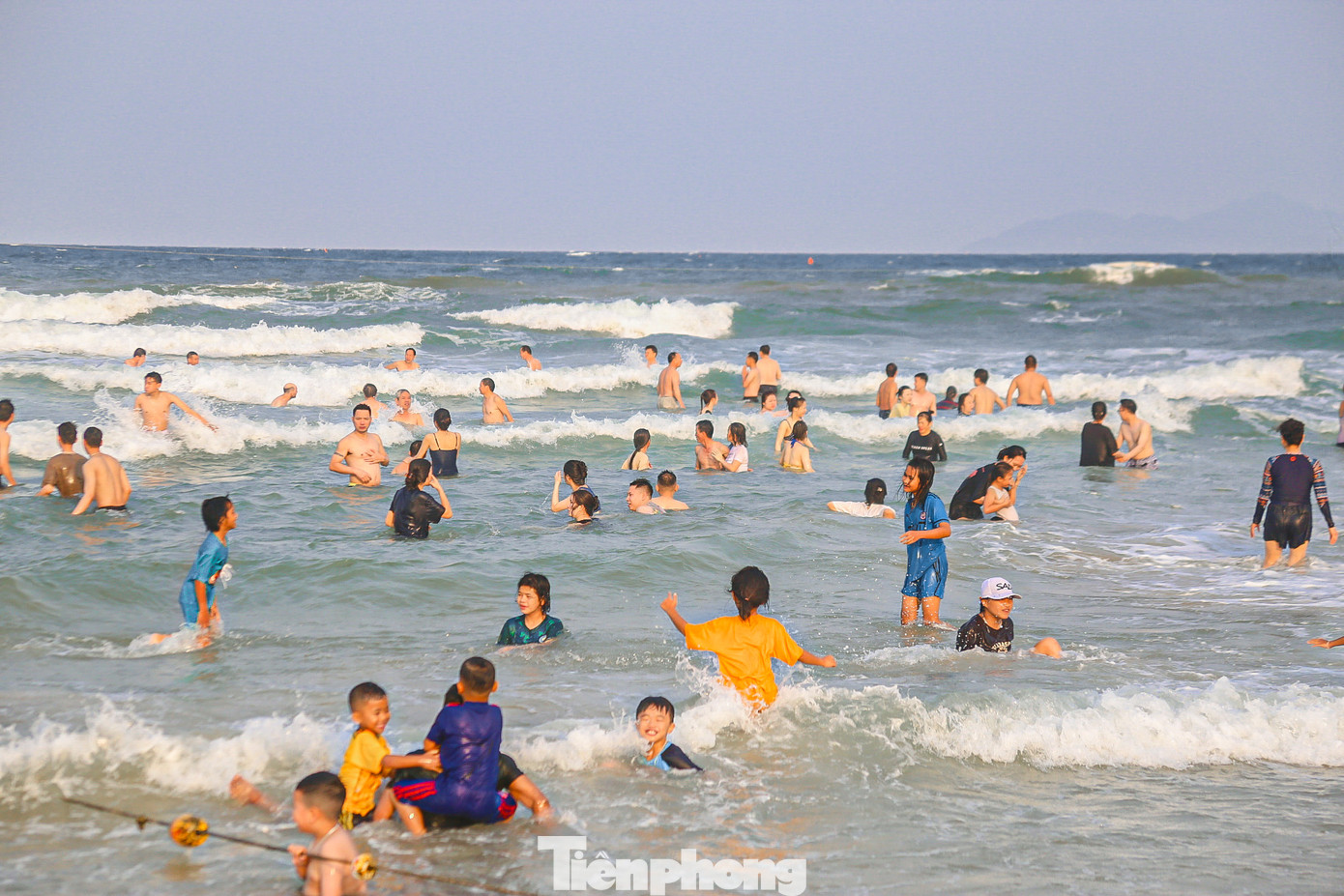 Nhiều gia đình đưa con cái đến từ rất sớm để tắm mát, vui chơi trên các bãi biển.