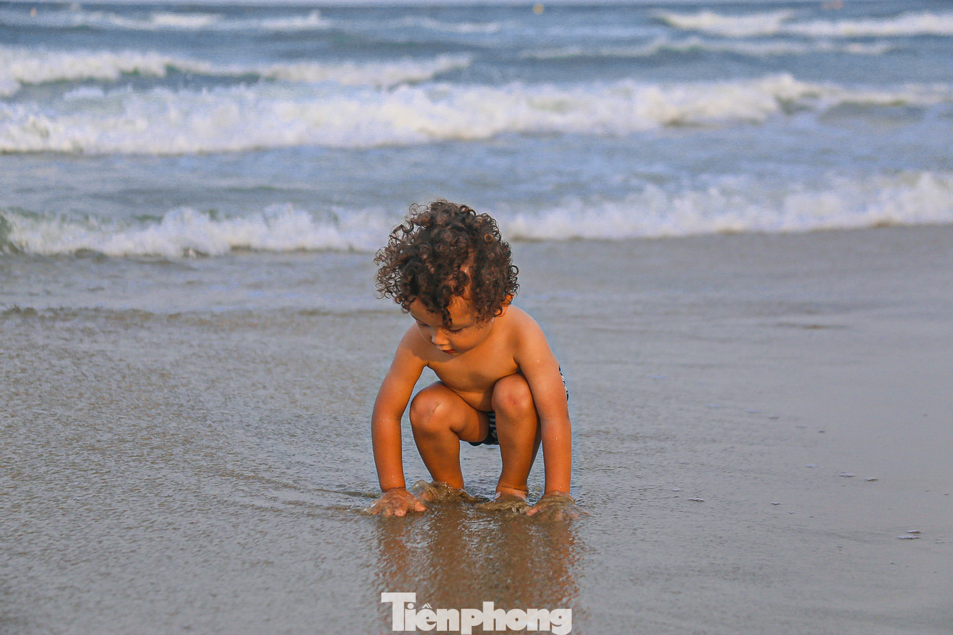 Nhiều trẻ em hào hứng khi được bố mẹ dắt ra biển vui chơi, tắm mát.