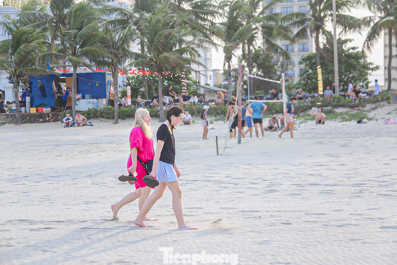 Du khách nước ngoài cùng người thân, gia đình thích thú sải bước trên bãi cát trắng…