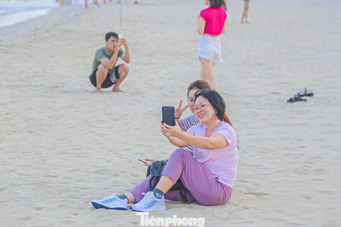 Nhiều người tranh thủ chụp cho nhau những tấm hình đẹp để lưu lại những khoảng khắc khi đến với biển Đà Nẵng.