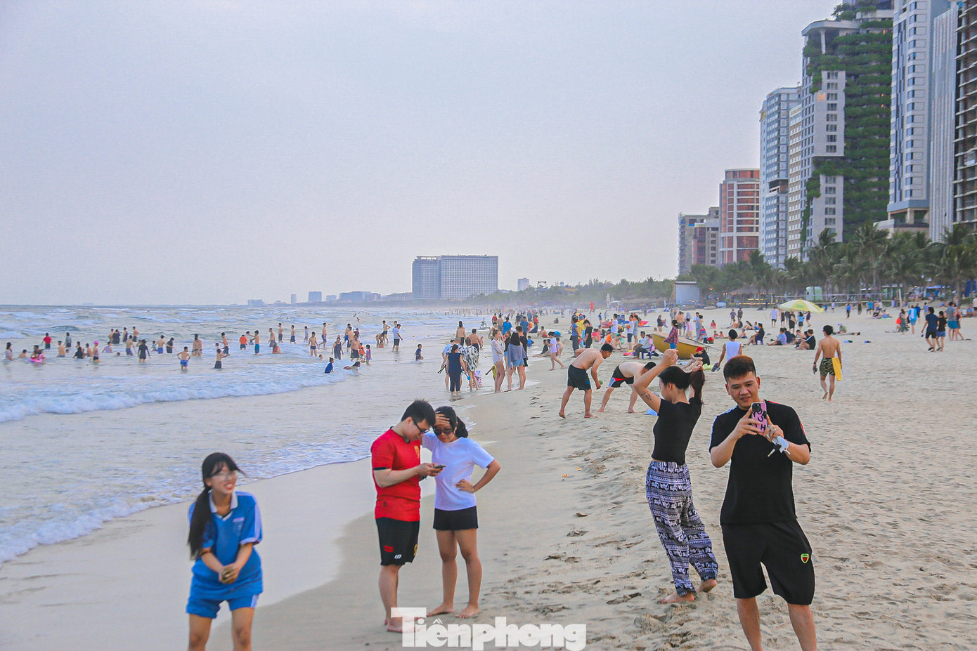 Nhiều người tranh thủ chụp cho nhau những tấm hình đẹp để lưu lại những khoảng khắc khi đến với biển Đà Nẵng.