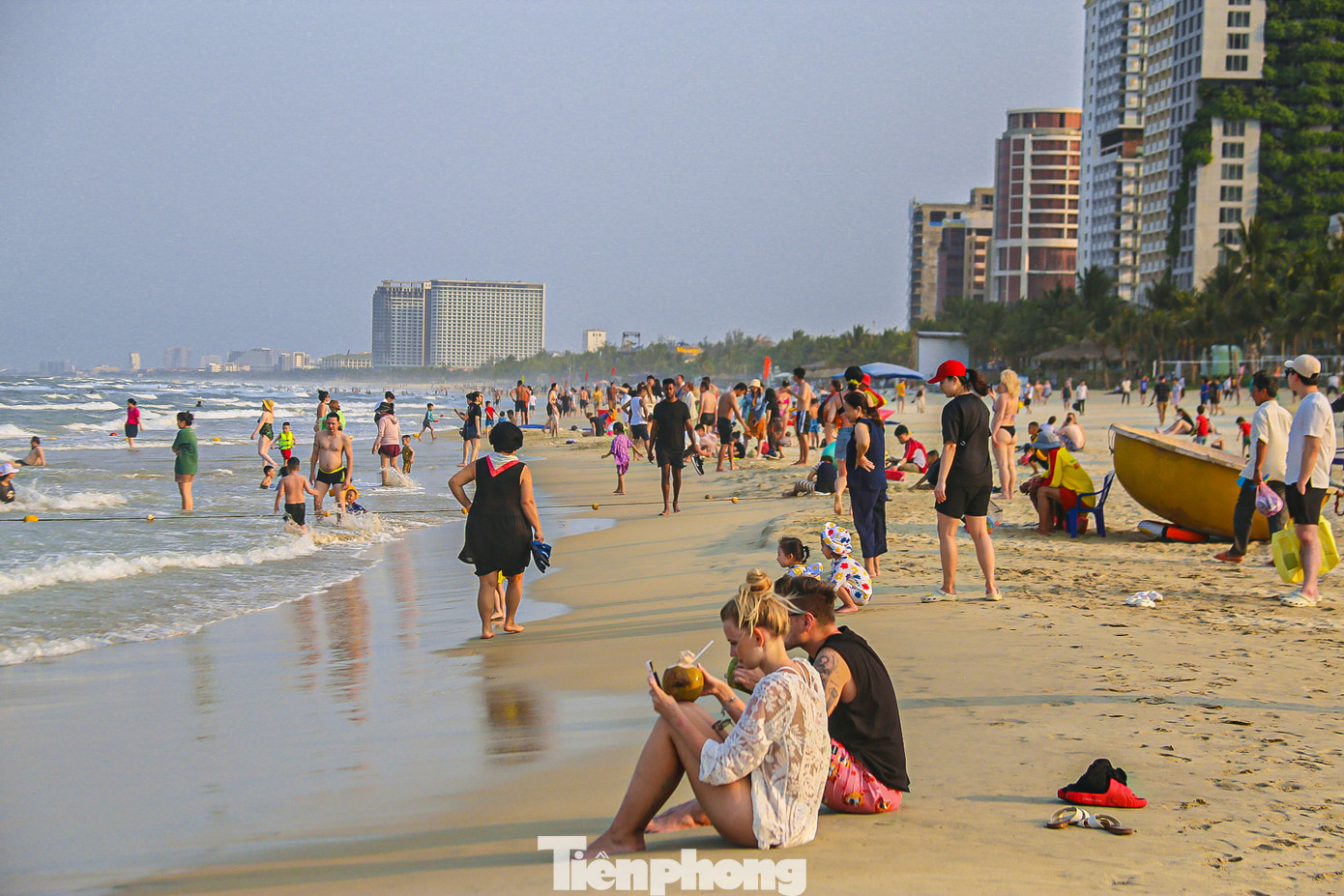 Ghi nhận của phóng viên, những ngày qua, nắng nóng gay gắt kéo dài khiến nhiều người đổ xô ra biển để tránh nóng. Từ 15h chiều các bãi biển Mỹ Khê, Phước Mỹ, Mân Thái (TP. Đà Nẵng) đã đông nghịt người.