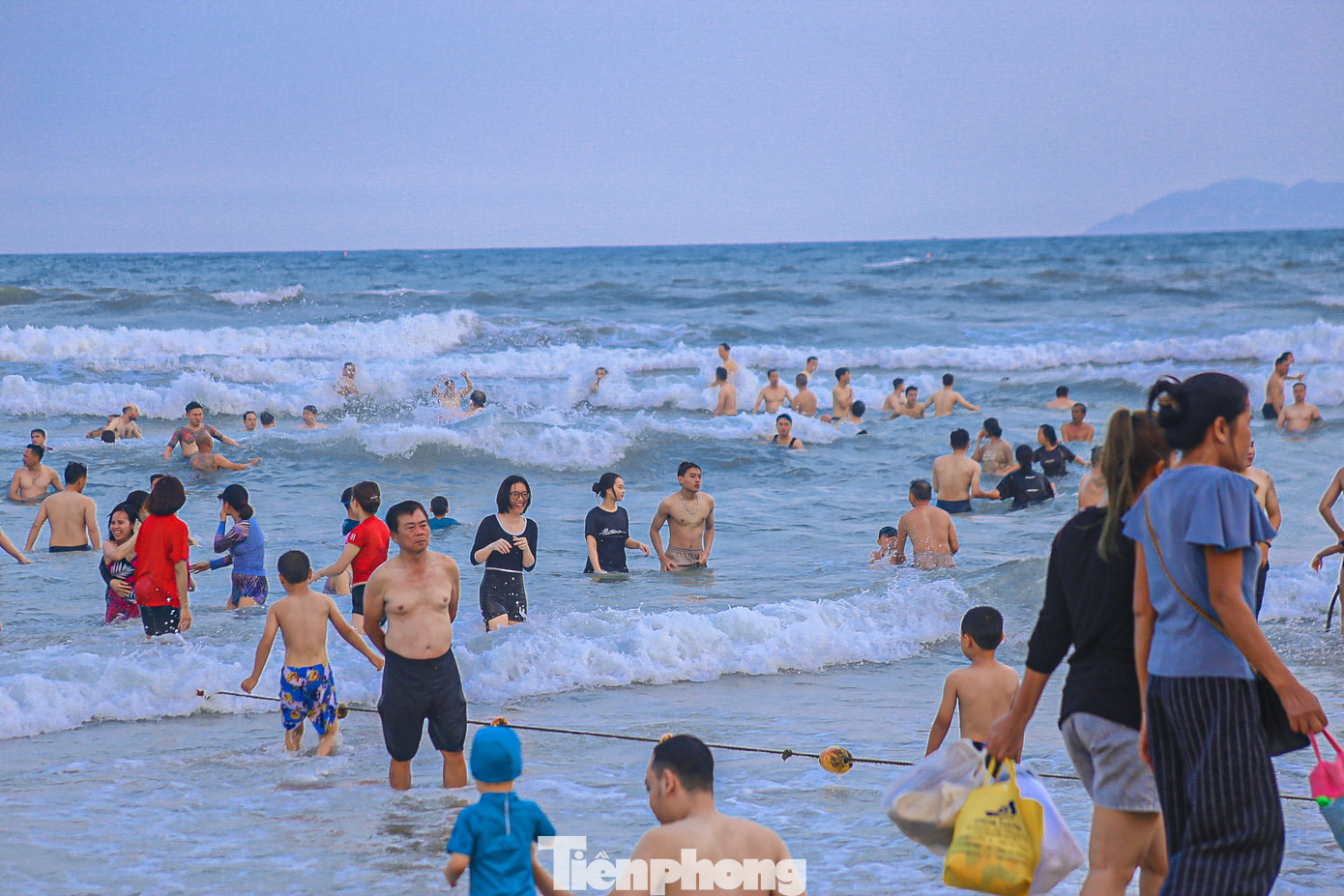 Nhiều gia đình đưa con cái đến từ rất sớm để tắm mát, vui chơi trên các bãi biển.