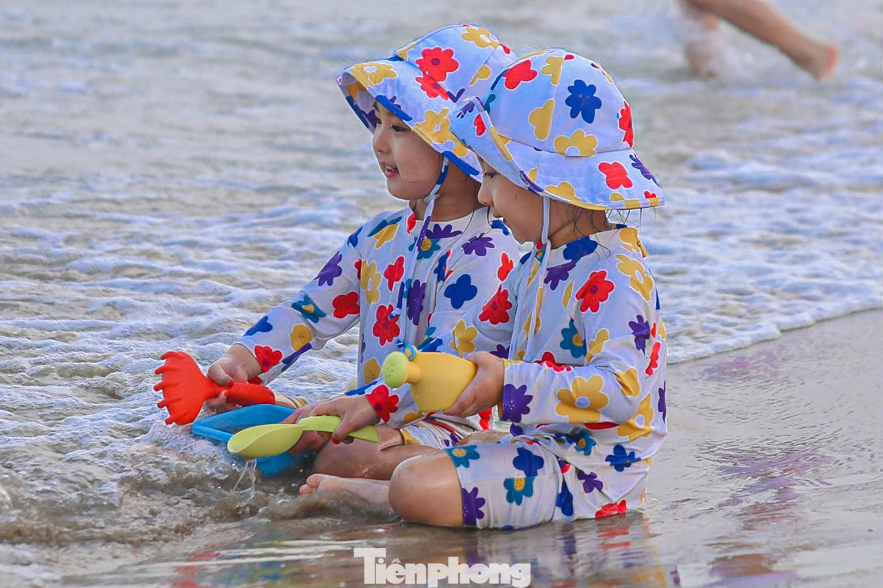 Nhiều trẻ em hào hứng khi được bố mẹ dắt ra biển vui chơi, tắm mát.