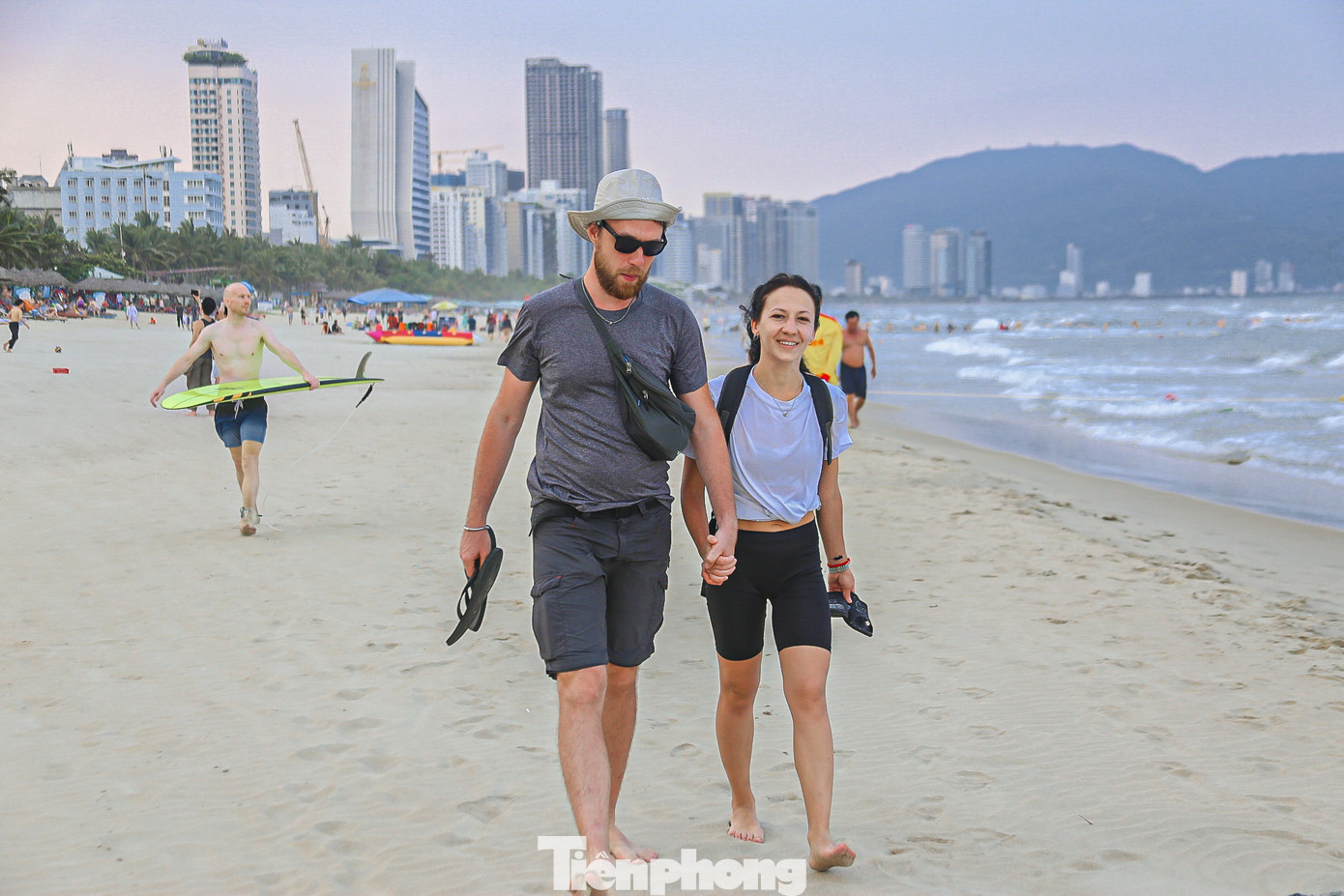 Du khách nước ngoài cùng người thân, gia đình thích thú sải bước trên bãi cát trắng…