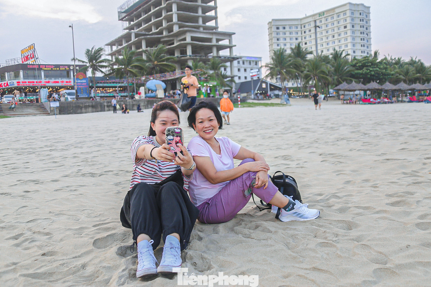 “Trời này chỉ có ra biển mới giải nhiệt chứ nắng nóng như thế ngồi ở nhà không thể chịu được. Tôi cùng con mình thường ra đây vào mỗi buổi chiều để đi dạo, ngắm cảnh. Ngoài tránh nóng thì tôi cũng muốn mình thư giản đầu óc và hít thở khí trời”, bà Nguyễn Thị Yến (trú quận Cẩm Lệ) chia sẻ.