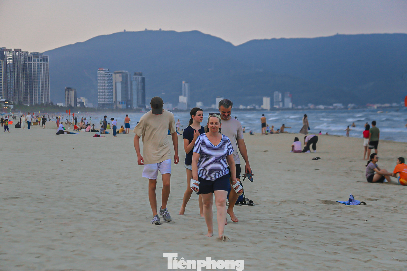 Du khách nước ngoài cùng người thân, gia đình thích thú sải bước trên bãi cát trắng…