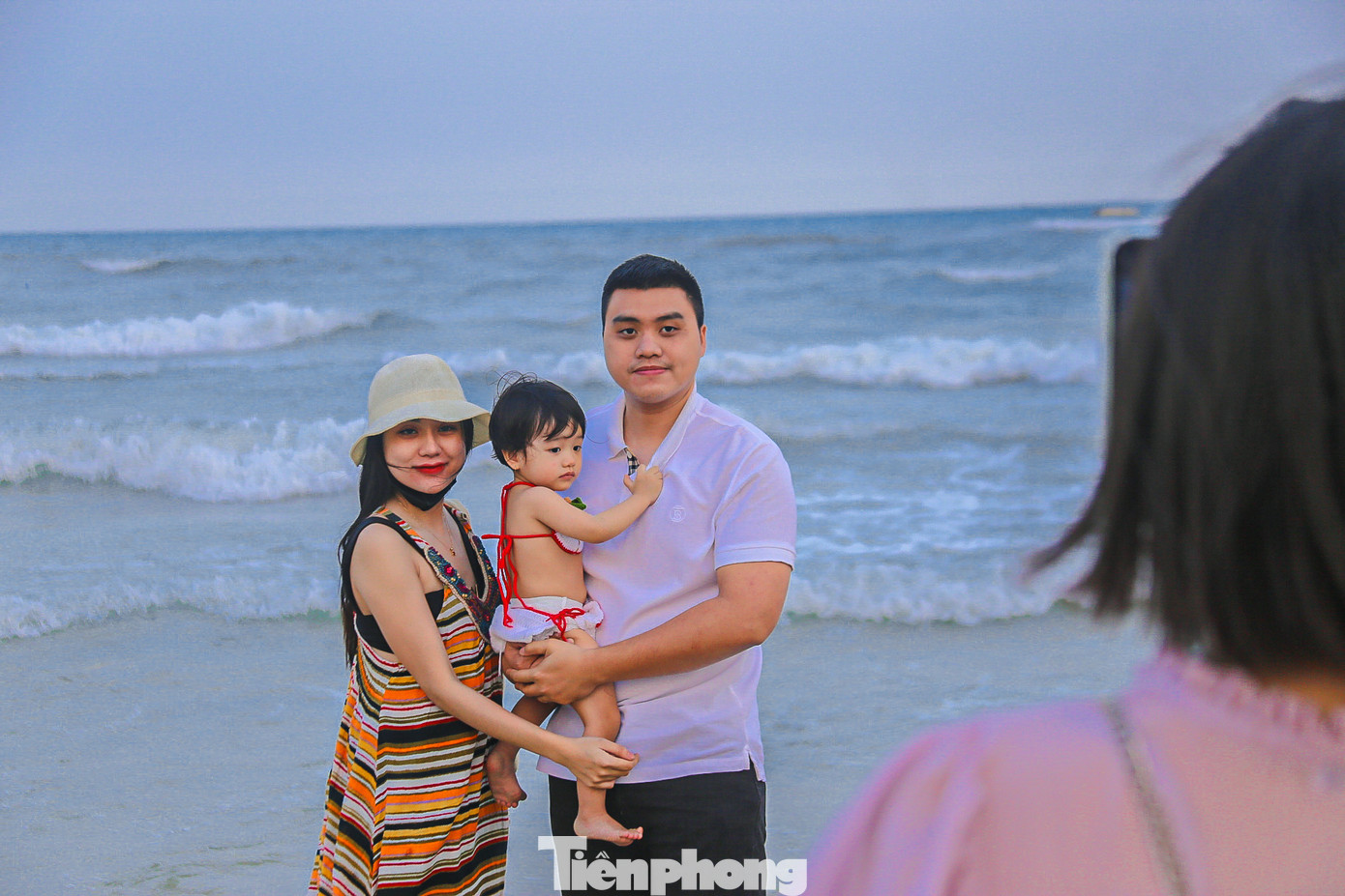 Đưa con đi dạo trên biển, anh Nguyễn Văn Tiến (trú quận Sơn Trà) cho biết, nhiệt độ những ngày qua quá nóng nên anh phải đưa gia đình ra biển để tắm mát. “Những ngày này chiều nào tôi cũng đưa gia đình mình ra biển để giải nhiệt. Ở nhà nóng quá nên con tôi thường quấy khóc, đưa ra đây cháu rất thích thú vì mát mẻ và có nhiều bạn để chơi”, anh Tiến vui vẻ.