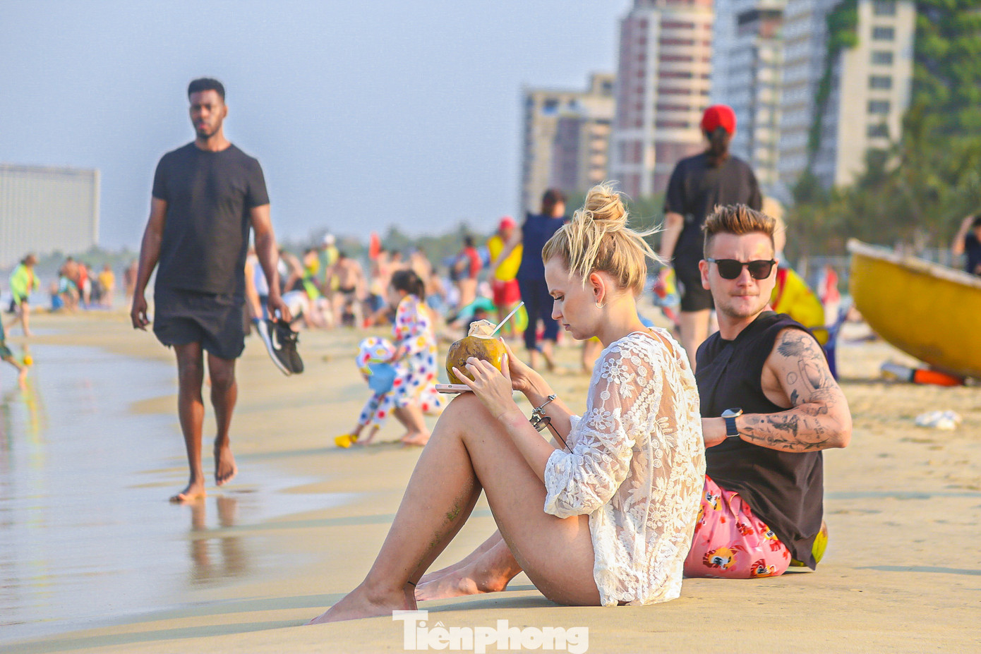 … và cùng nhau ngồi hóng mát, thả dáng, check in trên các bãi biển ở Đà Nẵng.