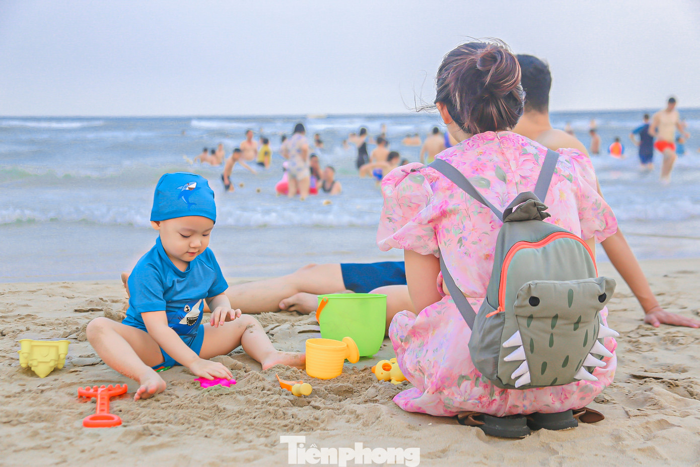 Nhiều trẻ em hào hứng khi được bố mẹ dắt ra biển vui chơi, tắm mát.