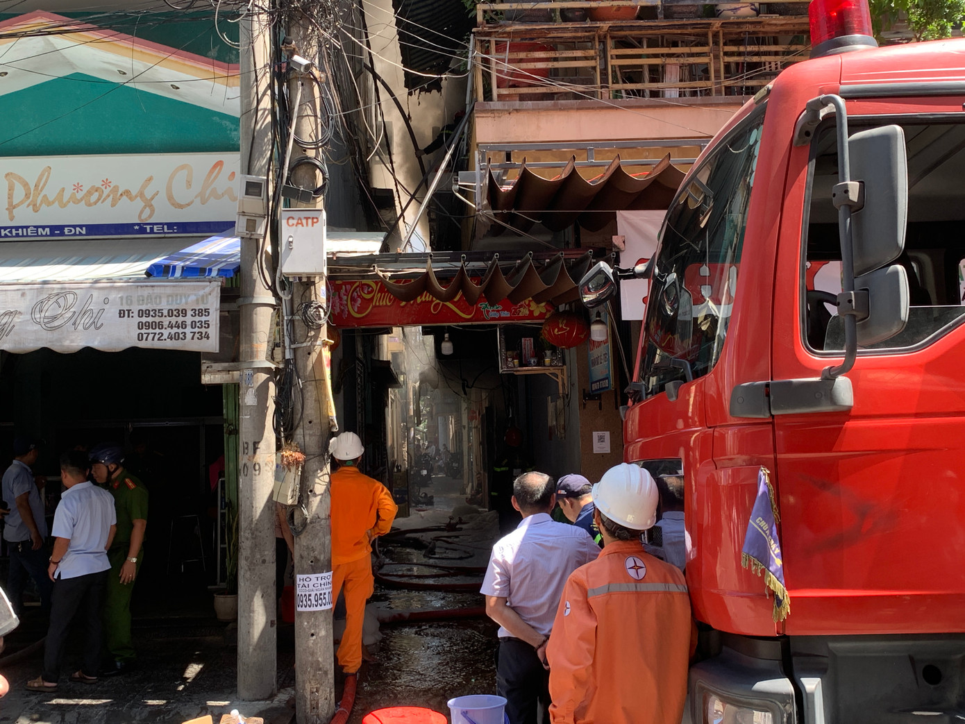 Vị trí ngôi nhà cháy nằm trong hẻm nhỏ. Ảnh: Duy Quốc Vị trí ngôi nhà cháy nằm trong hẻm nhỏ. Ảnh: Duy Quốc