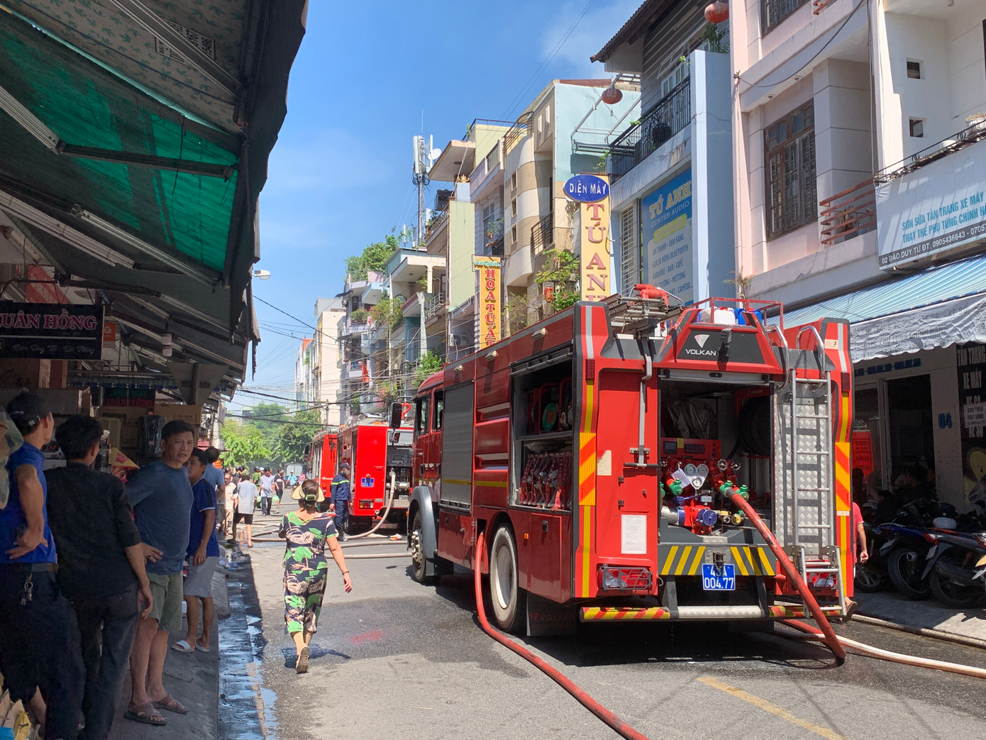 Nhiều xe chữa cháy đã được huy động đến hiện trường. Ảnh: Duy Quốc Nhiều xe chữa cháy đã được huy động đến hiện trường. Ảnh: Duy Quốc