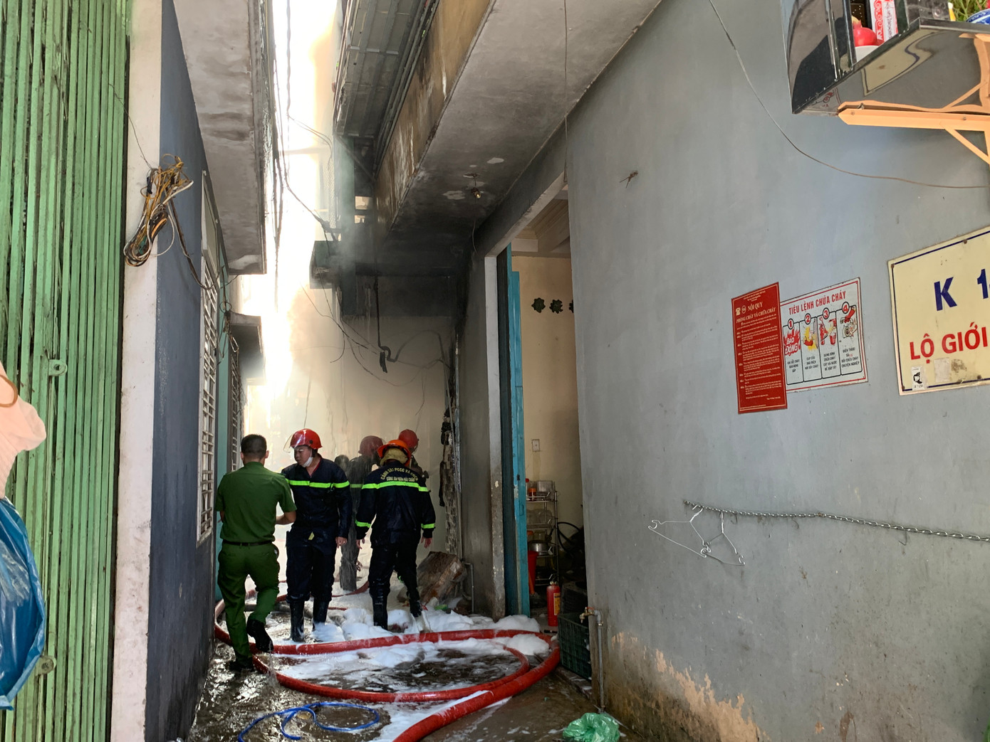 Ngôi nhà nằm trong vị trí hẹp gây nhiều khó khăn khi tiếp cận đám cháy. Ảnh: Duy Quốc Ngôi nhà nằm trong vị trí hẹp gây nhiều khó khăn khi tiếp cận đám cháy. Ảnh: Duy Quốc