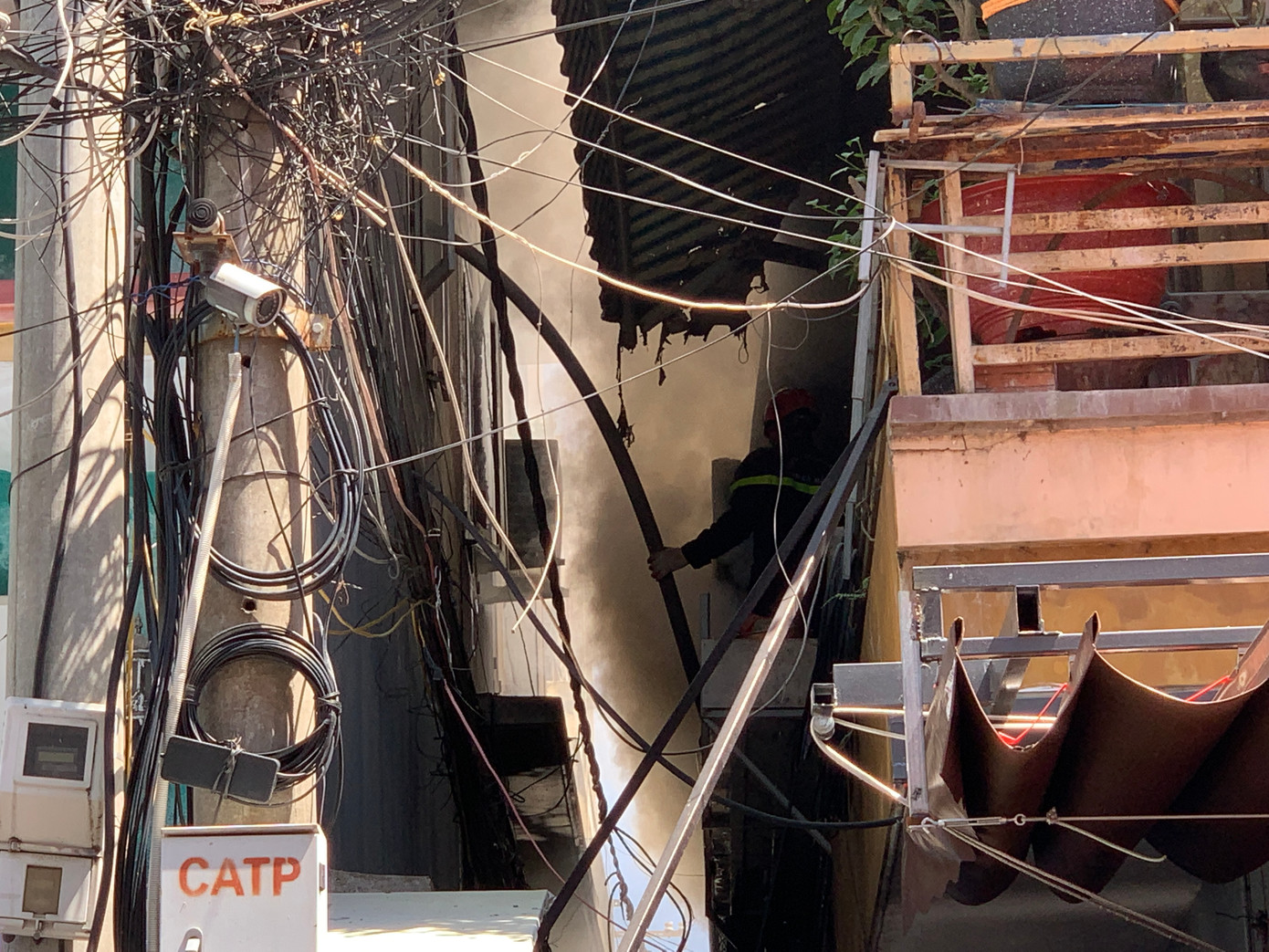 Ngôi nhà nằm trong vị trí hẹp gây nhiều khó khăn khi tiếp cận đám cháy. Ảnh: Duy Quốc Ngôi nhà nằm trong vị trí hẹp gây nhiều khó khăn khi tiếp cận đám cháy. Ảnh: Duy Quốc