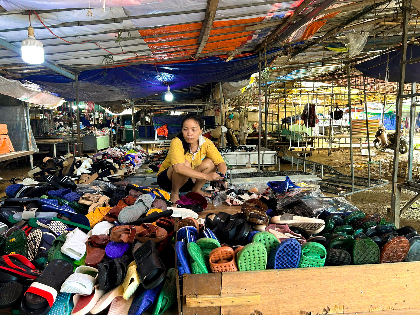 Theo các tiểu thương, chợ Thanh Vinh nằm ở vị trí trũng, lại gần chân núi, nên mỗi khi có mưa lớn, nước từ đồi cao đổ về rất nhanh, hệ thống thoát nước không kịp tải gây ngập nặng. “Chúng tôi mong chính quyền sớm có phương án cải tạo hệ thống thoát nước và đưa ra giải pháp hiệu quả để chấm dứt tình trạng ngập lụt kéo dài suốt nhiều năm qua”, chị Nguyễn Thị Hằng bày tỏ.