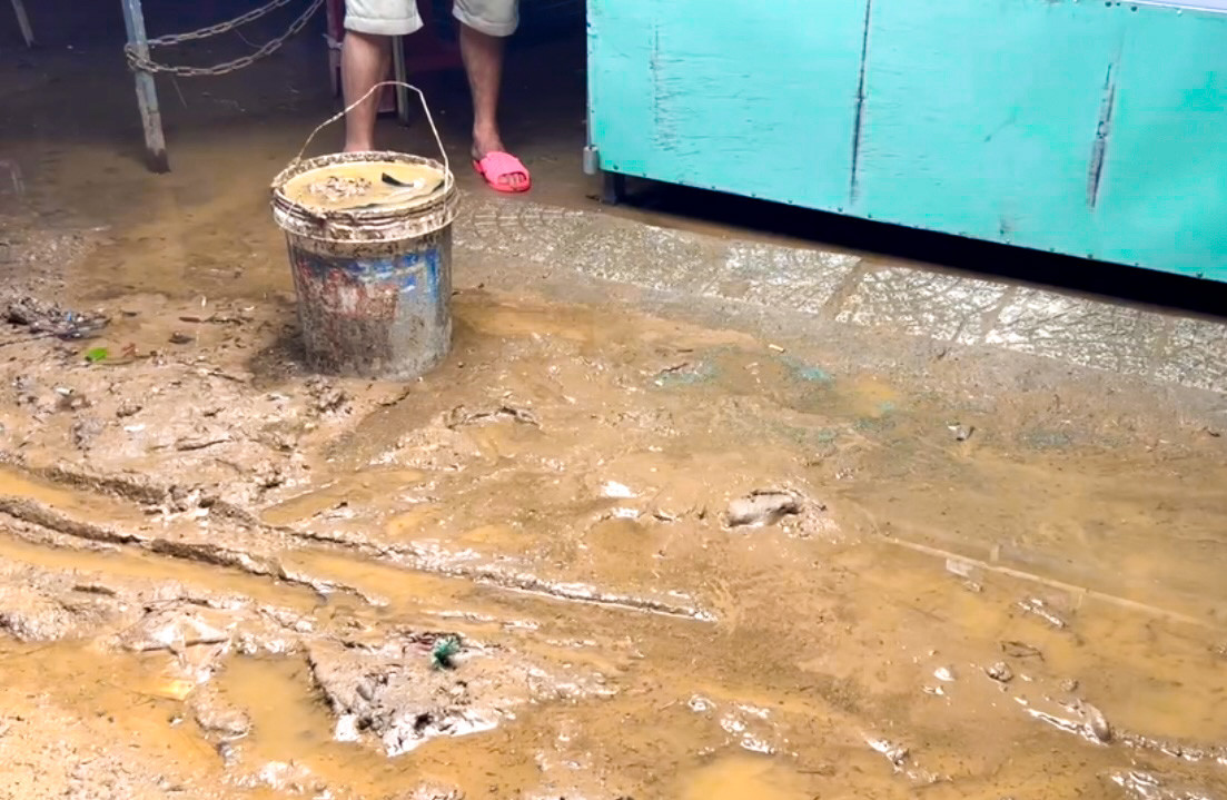 Theo ghi nhận tại chợ trong ngày 6/7, khu vực xung quanh chợ còn lầy lội, nhiều vũng nước đọng lại. Bên trong chợ, các tiểu thương tất bật nạo vét bùn đất, lau rửa quầy kệ và phân loại lại hàng hóa còn sử dụng được.