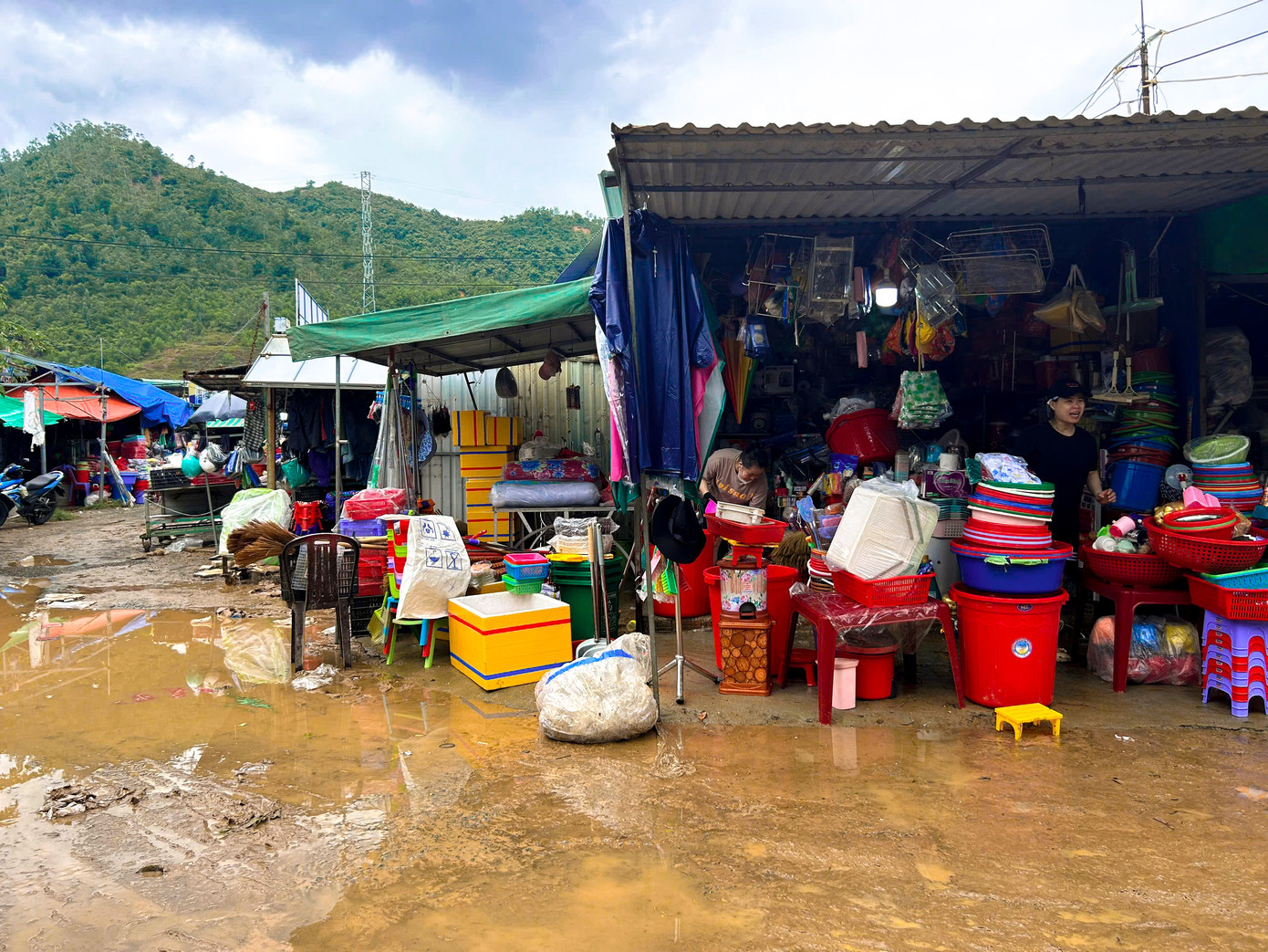 Tối 5/7, một trận mưa lớn bất ngờ trút xuống khiến nhiều tuyến đường ở Đà Nẵng ngập sâu trong nước. Trong đó, chợ Thanh Vinh nằm trên đường Âu Cơ (phường Liên Chiểu) là một trong những khu vực chịu ảnh hưởng nặng, tiểu thương phải đóng cửa để dọn bùn trong ngày 6/7.